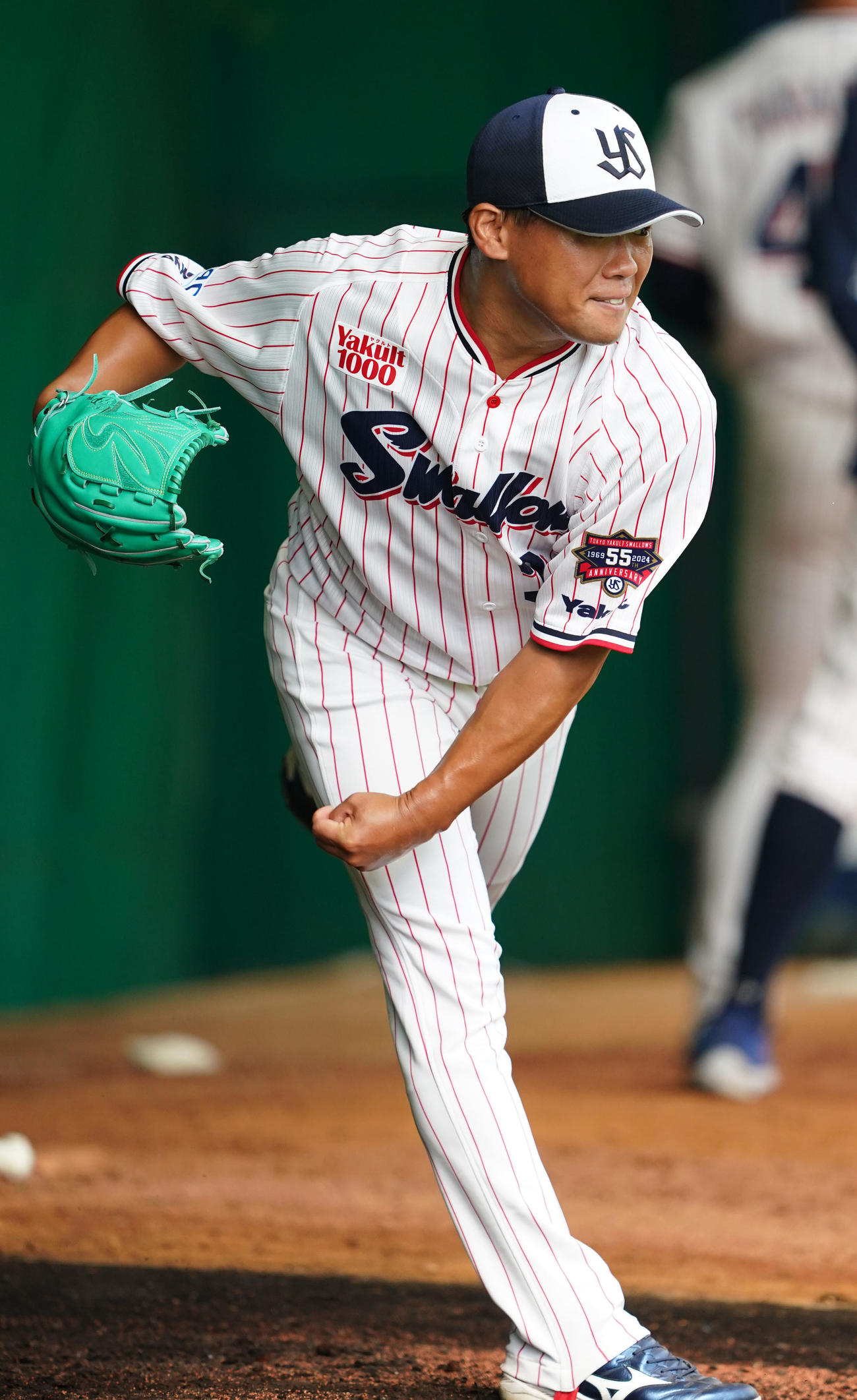 ブルペンで投球練習をするヤクルト田口（撮影・横山健太）