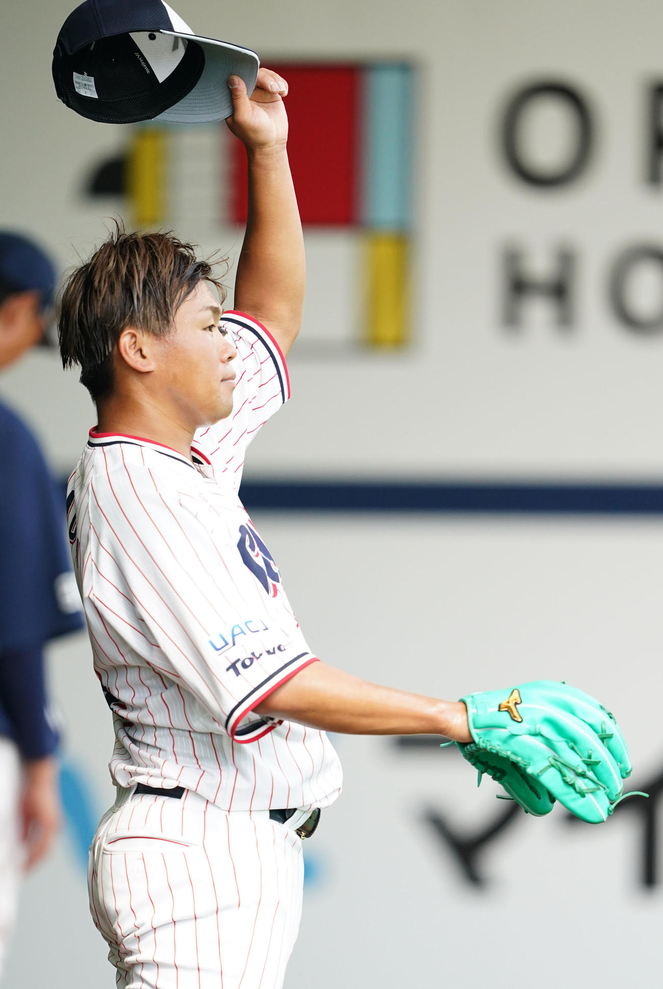 ブルペンで投球練習をするヤクルト田口（撮影・横山健太）