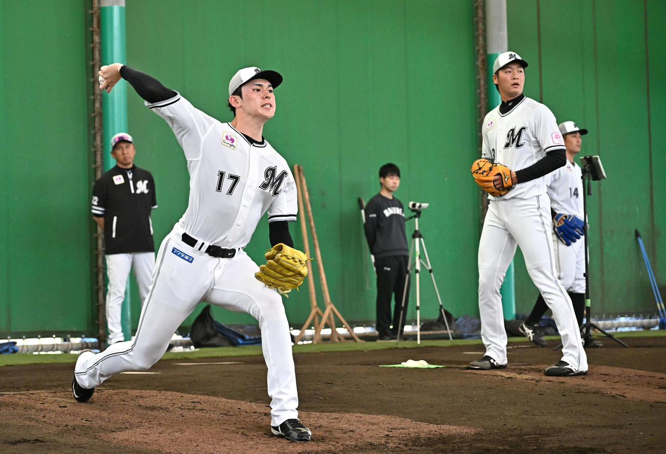 ブルペンで投球練習するロッテ佐々木。右手前は二木（撮影・滝沢徹郎）