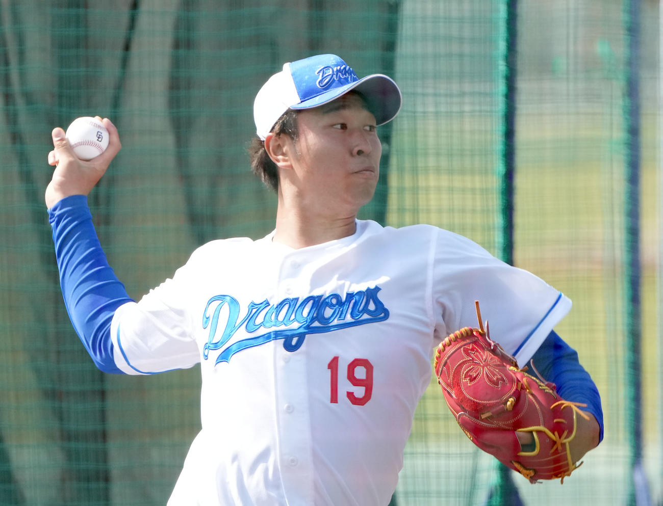 打撃投手を行う高橋宏（撮影・森本幸一）
