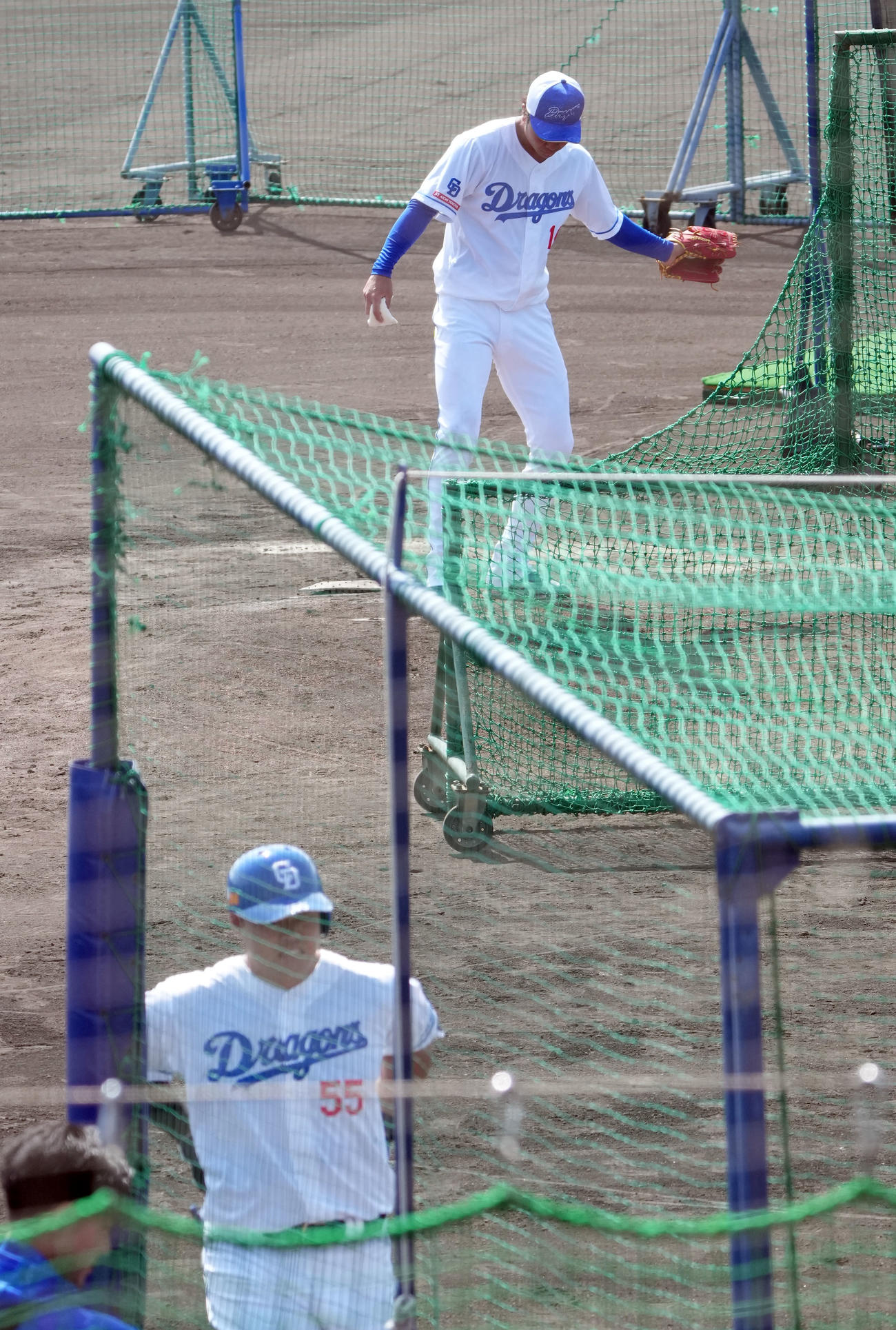 打撃投手で登板し細川に死球を与える高橋宏（右）（撮影・森本幸一）