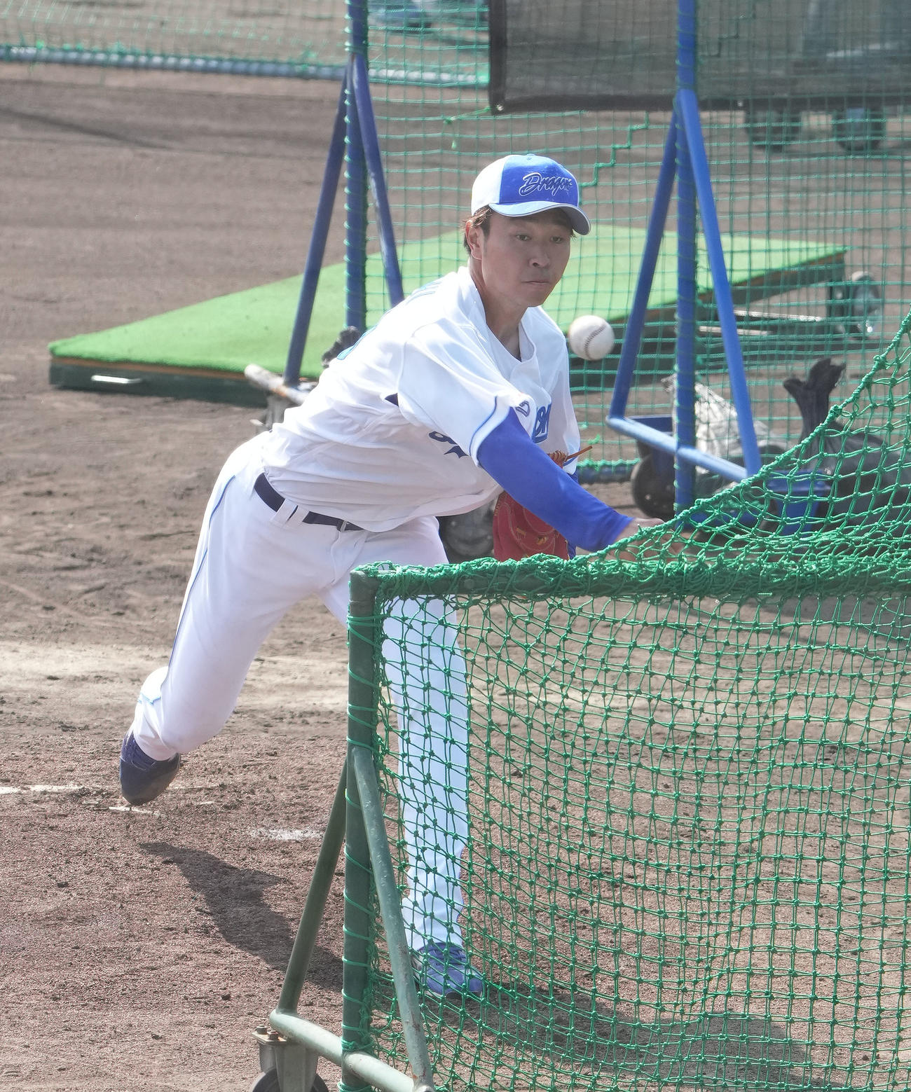 打撃投手で登板する高橋宏（撮影・森本幸一）
