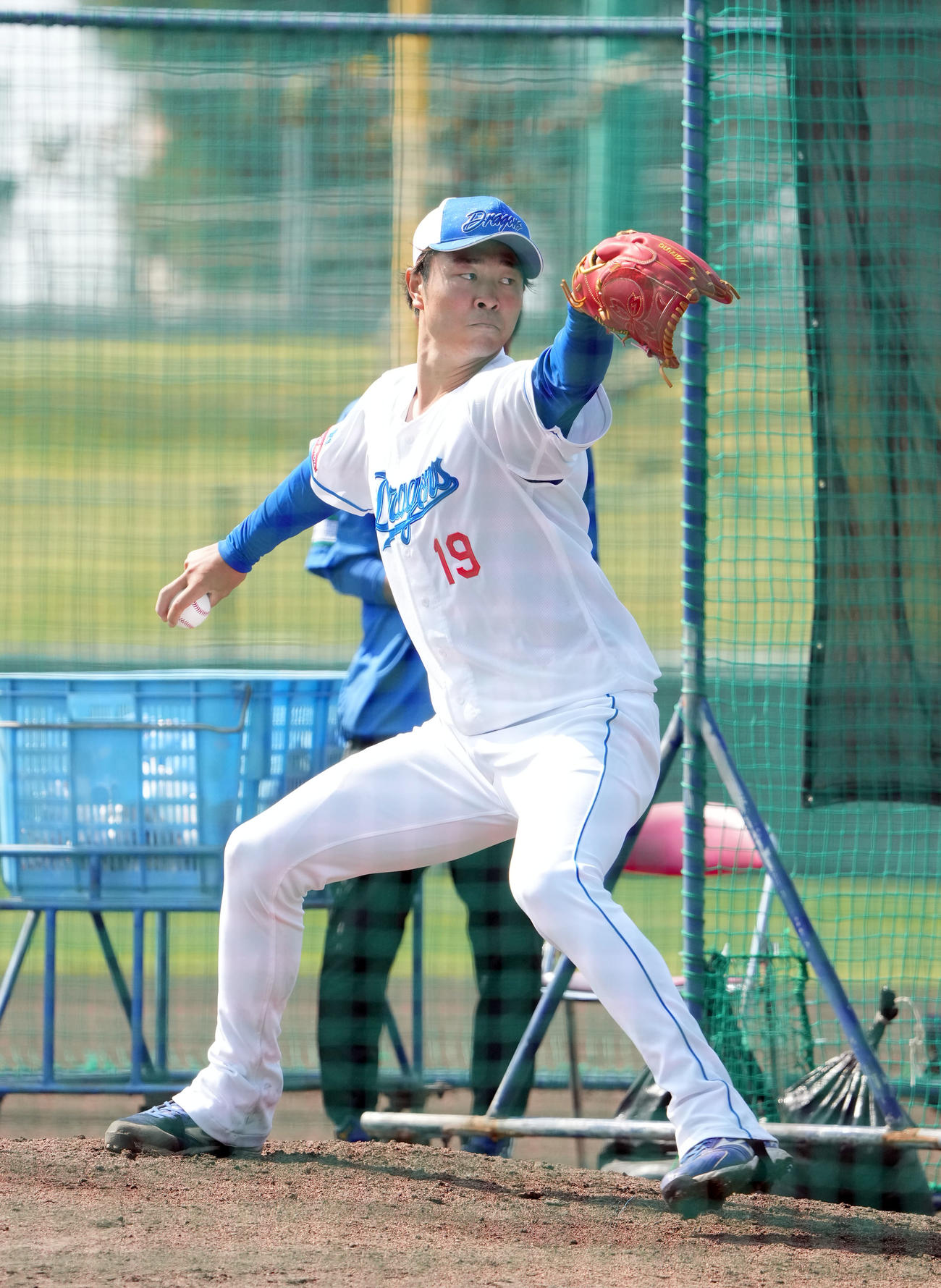 打撃投手を行う高橋宏（撮影・森本幸一）