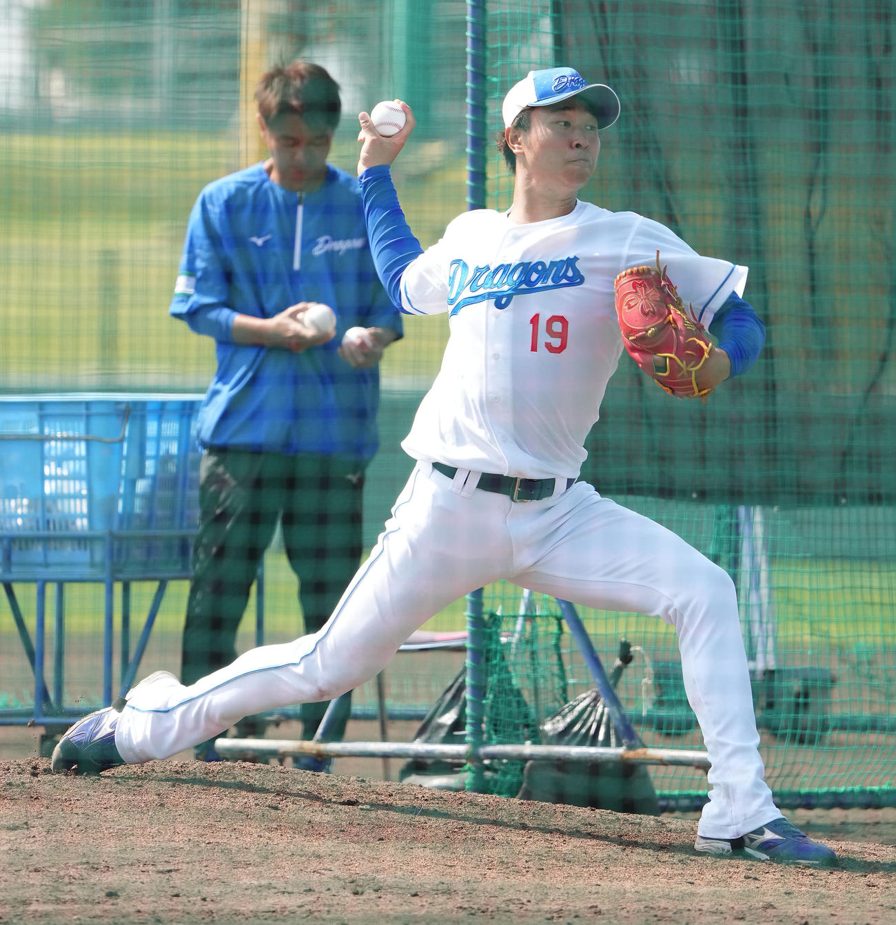 打撃投手を行う高橋宏（撮影・森本幸一）