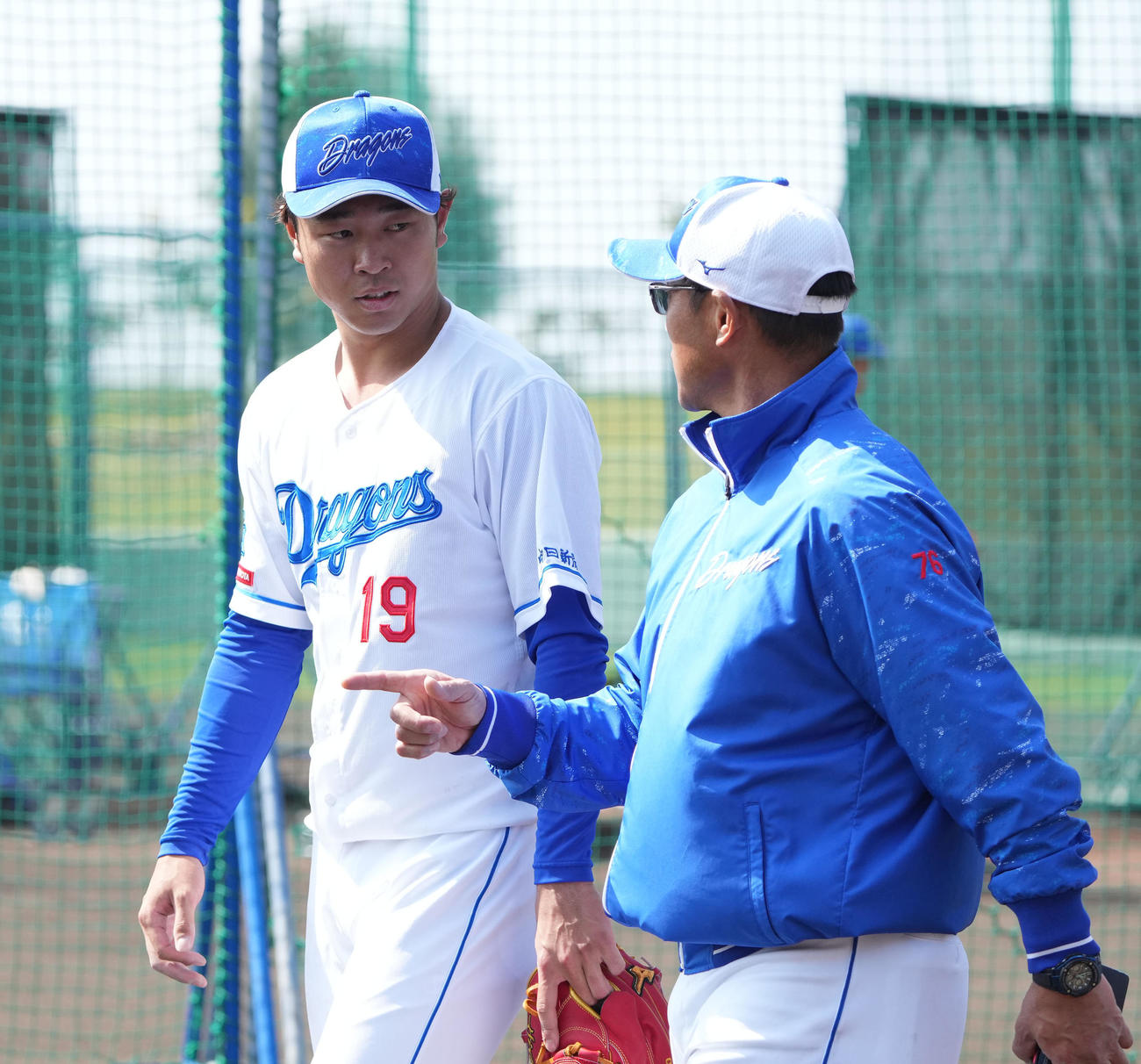 打撃投手登板後、大塚投手コーチと言葉を交わす高橋宏（左）（撮影・森本幸一）