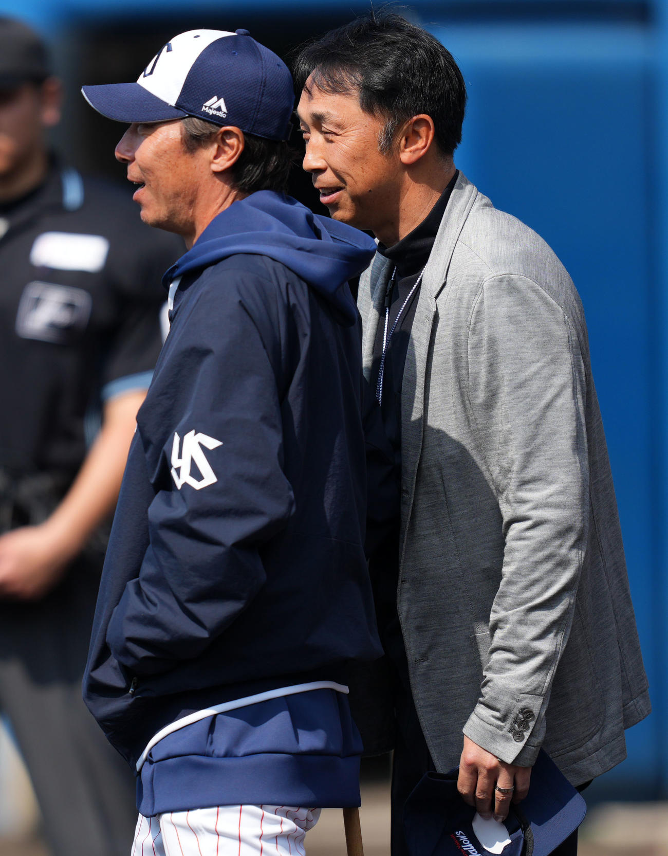 ヤクルト高津監督（左）と言葉を交わす宮本慎也氏（撮影・横山健太）