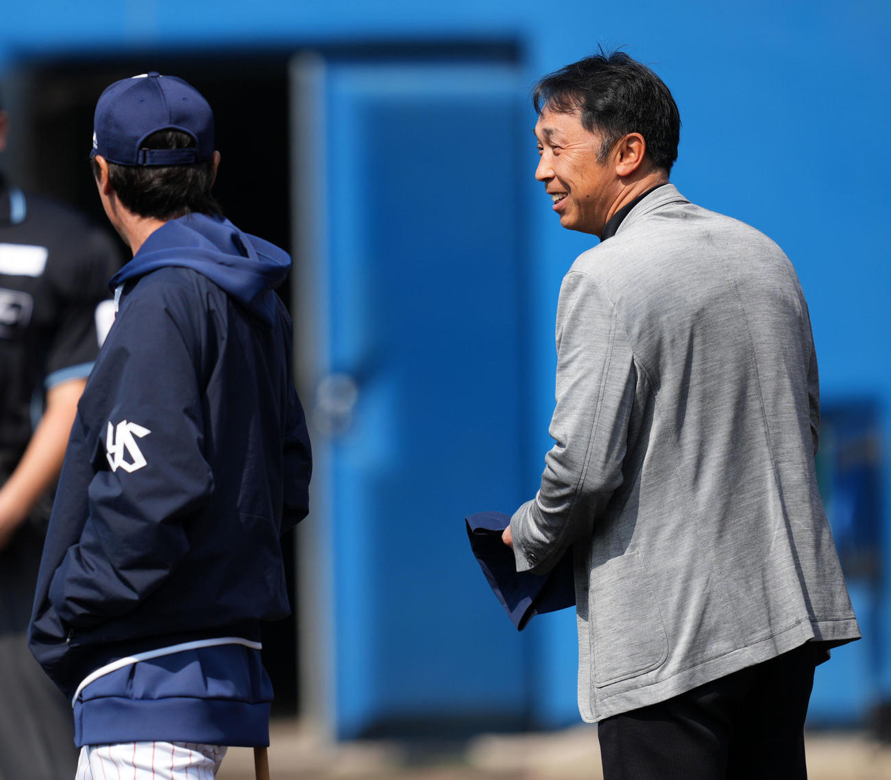 ヤクルト高津監督（左）と言葉を交わす宮本慎也氏（撮影・横山健太）