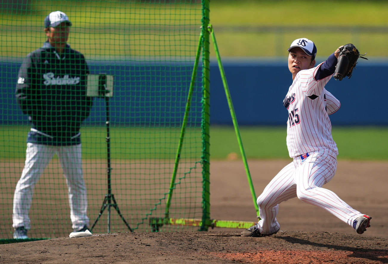 ヤクルト高津監督（左）が見つめる中、ライブBPで投手を務めるヤクルト沼田（撮影・横山健太）