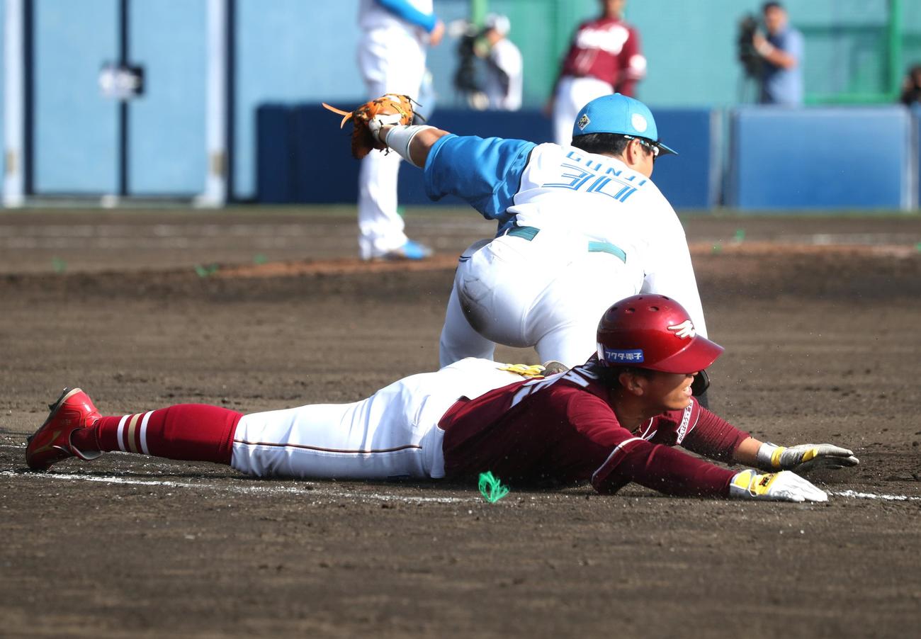 日本ハム対楽天　8回表楽天無死、遊前内野安打でヘッドスライディングする山田（撮影・黒川智章）