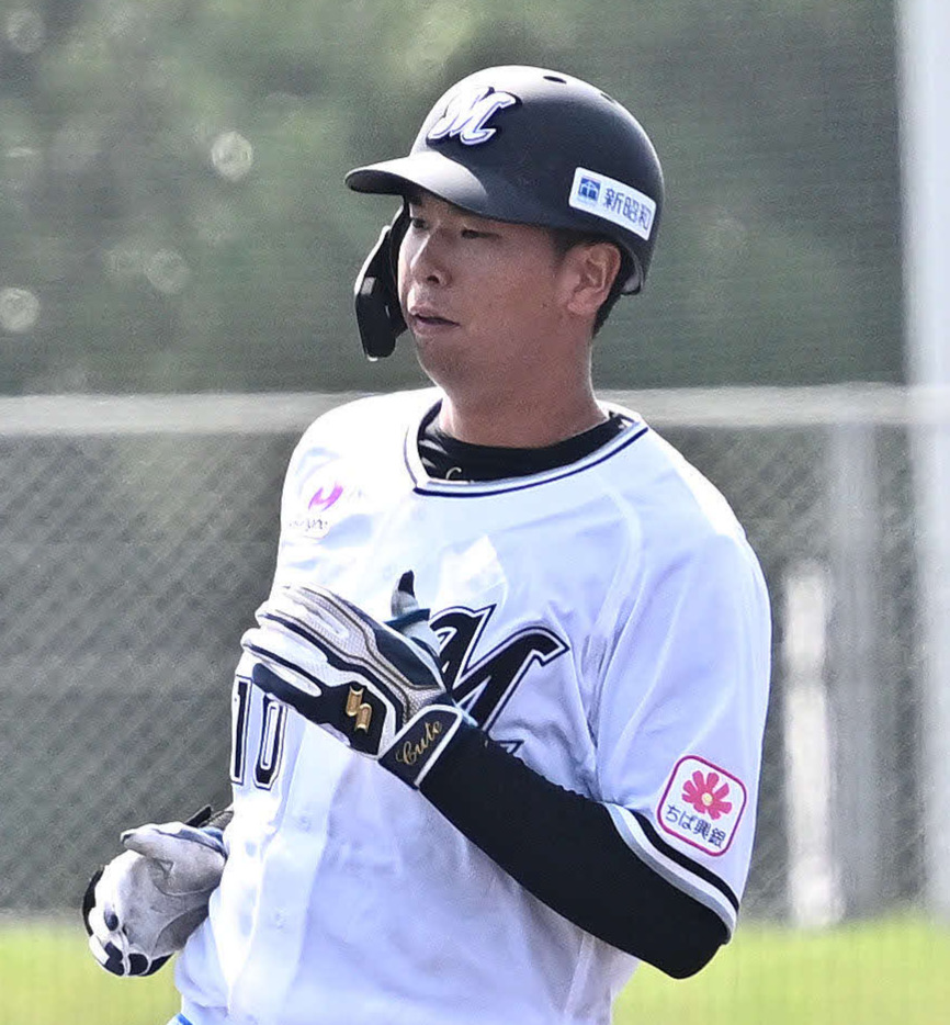 紅白戦　3回裏白組2死満塁、ロッテ上田（手前）は左飛に倒れる（撮影・滝沢徹郎）