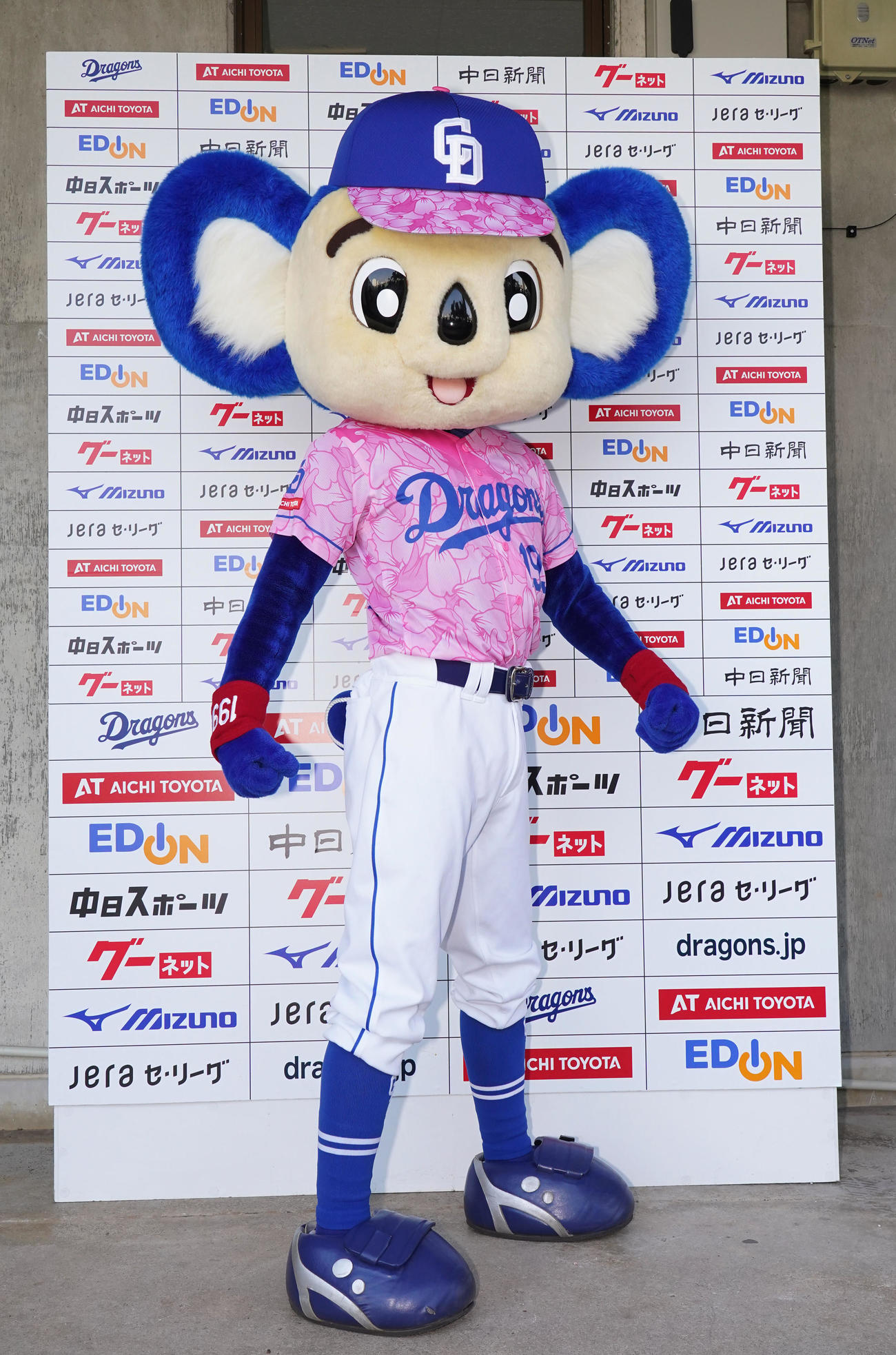 2024昇竜ユニホーム第1弾となる桜をイメージしたユニホームを着用しポーズを決めるドアラ（撮影・森本幸一）