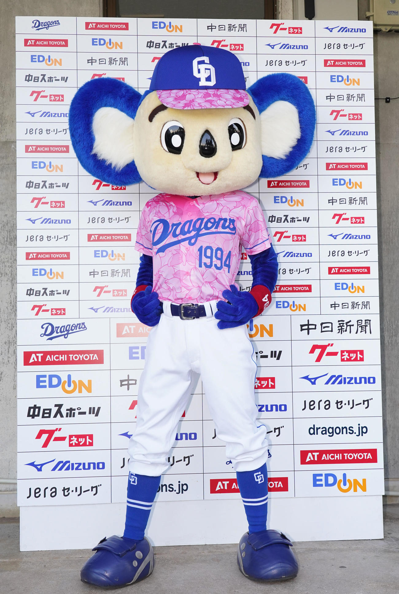 2024昇竜ユニホーム第1弾となる桜をイメージしたユニホームを着用しポーズを決めるドアラ（撮影・森本幸一）