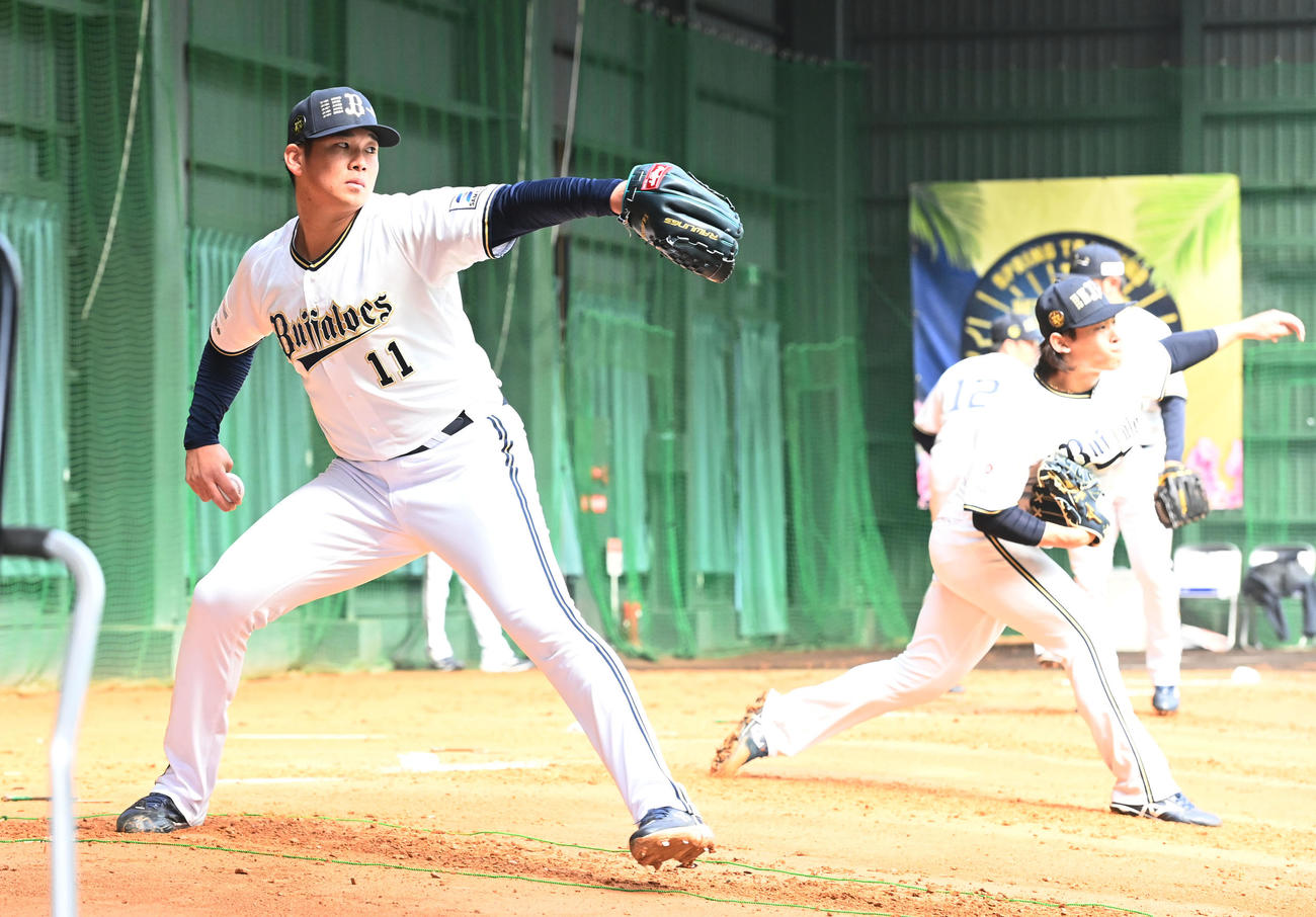 ブルペンで宮城（右）と並んで投げ込むオリックス山下（撮影・和賀正仁）