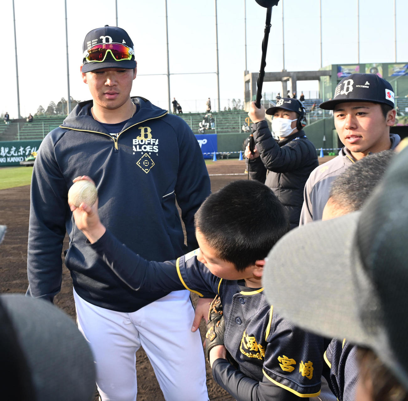 野球教室で小学生を指導するオオリックス山下（撮影・和賀正仁）