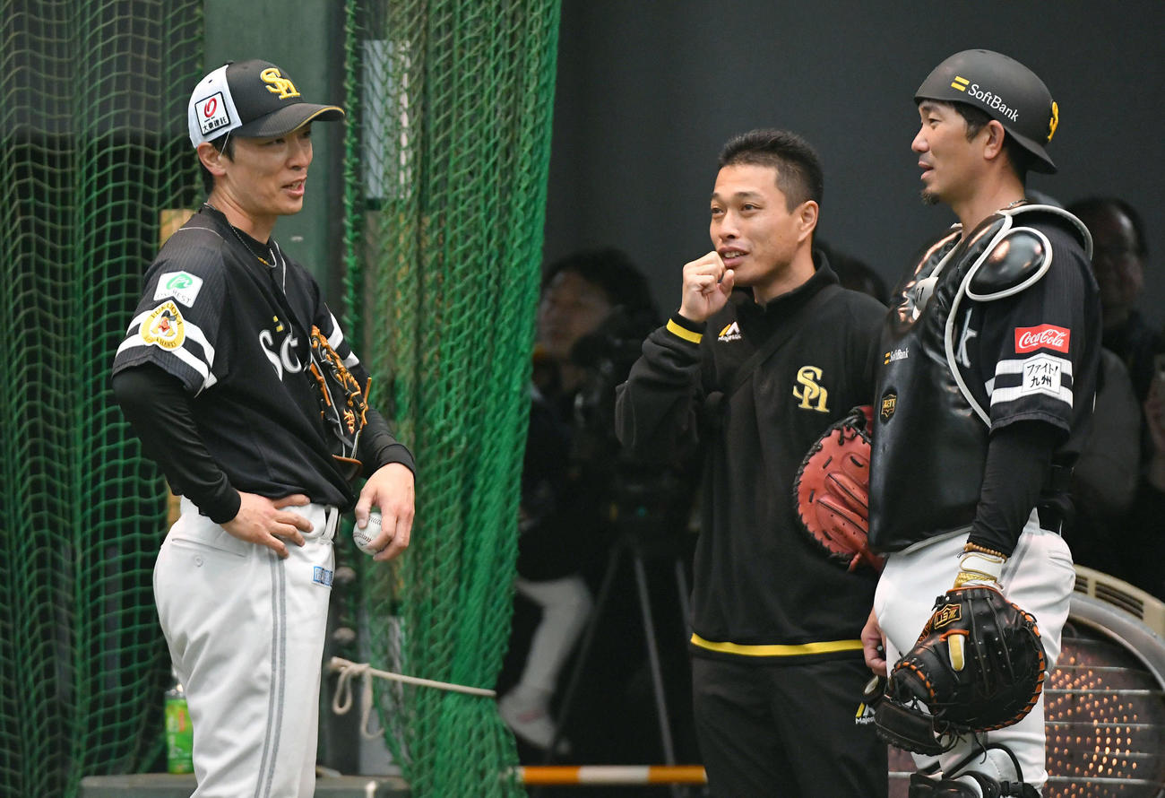ブルペンでの投球を終えて話し合うソフトバンク和田（撮影・岩下翔太）
