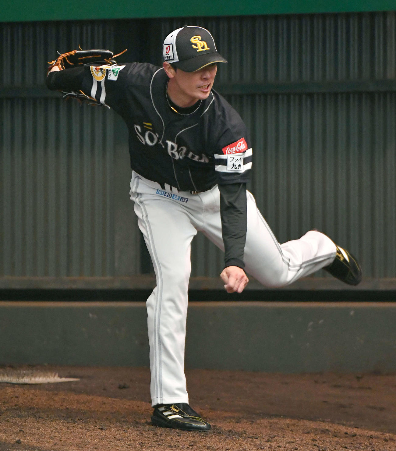 ブルペンで投げ込むソフトバンク和田（撮影・岩下翔太）