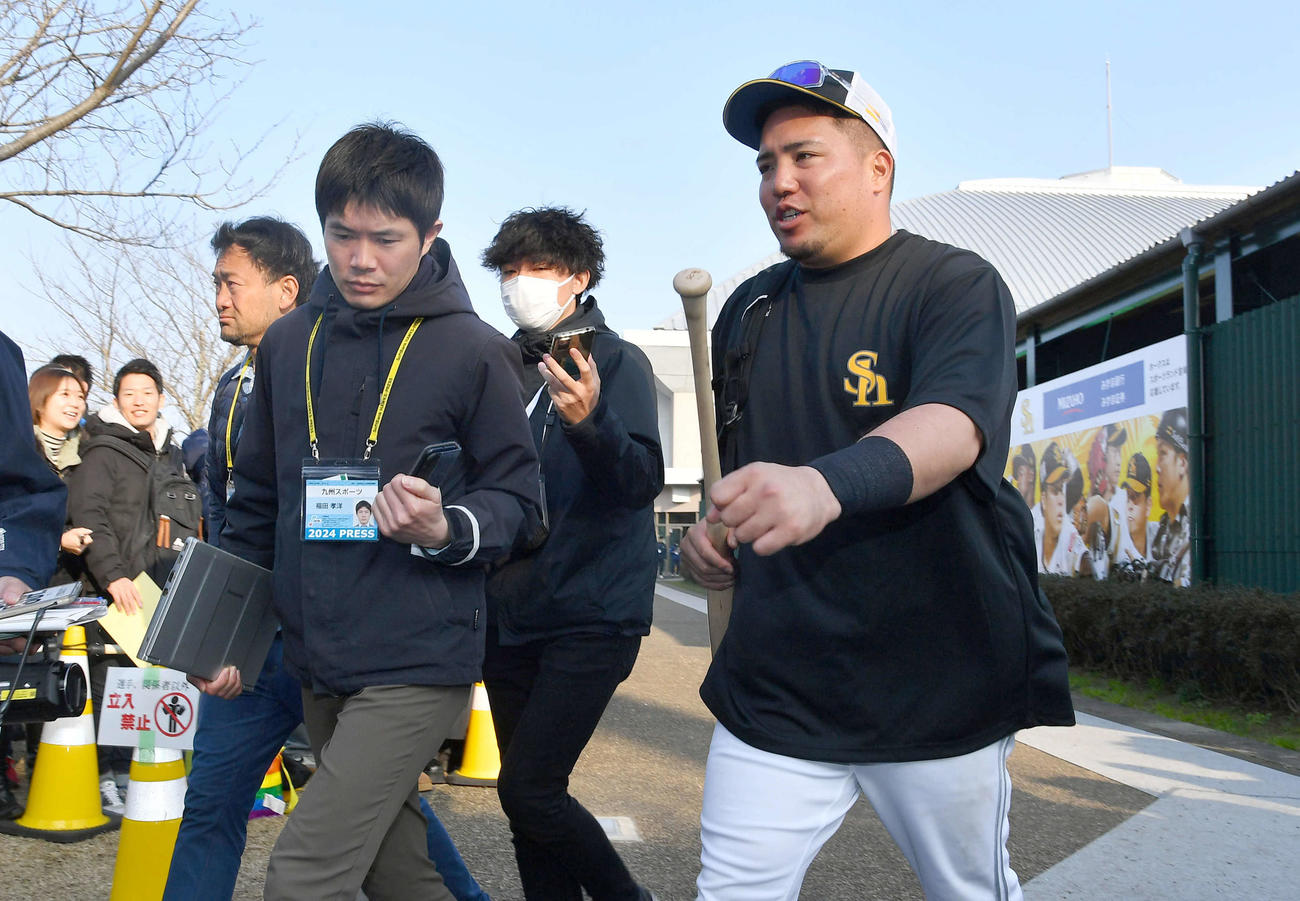 室内練習場での居残り特打を終えて移動するソフトバンク山川（撮影・岩下翔太）