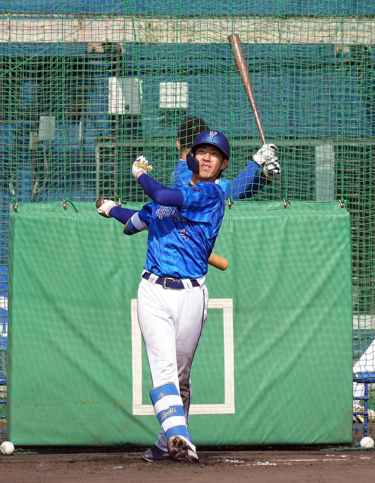 DeNAドラフト1位の度会は、フリー打撃でバックスクリーン脇の大型ビジョンを直撃（撮影・たえ見朱実）