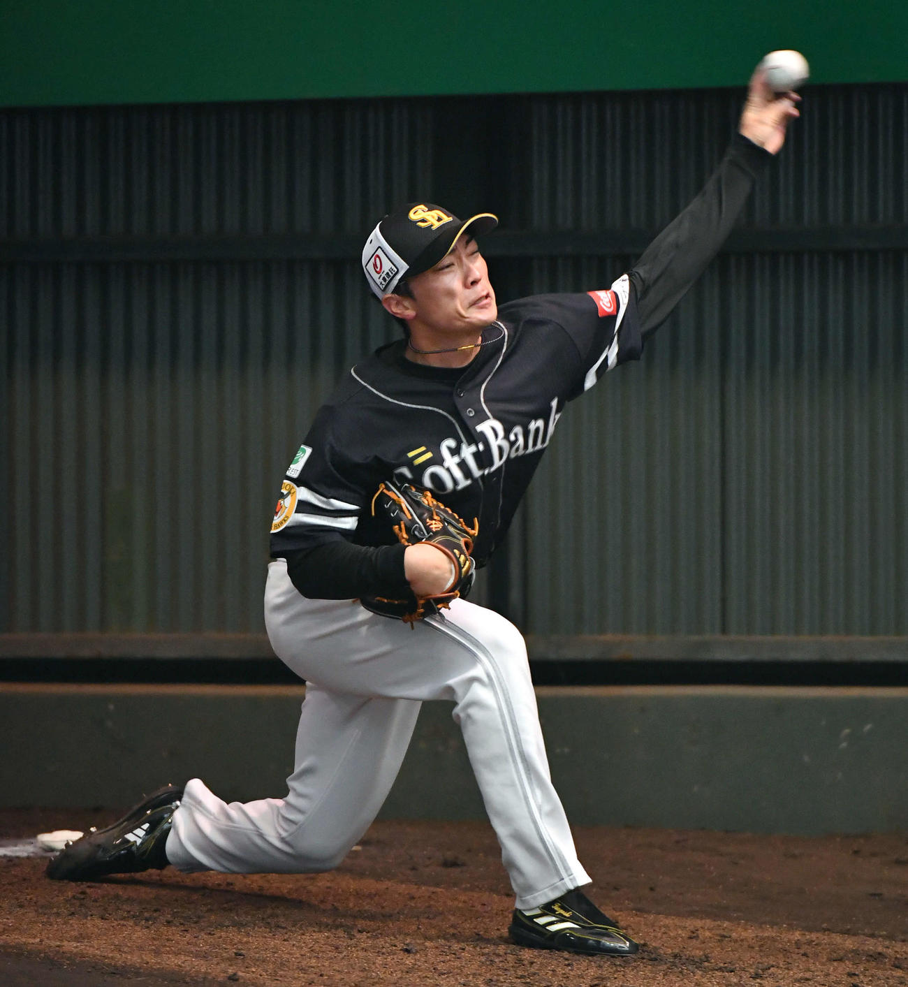 ブルペンで投げ込むソフトバンク和田（撮影・岩下翔太）
