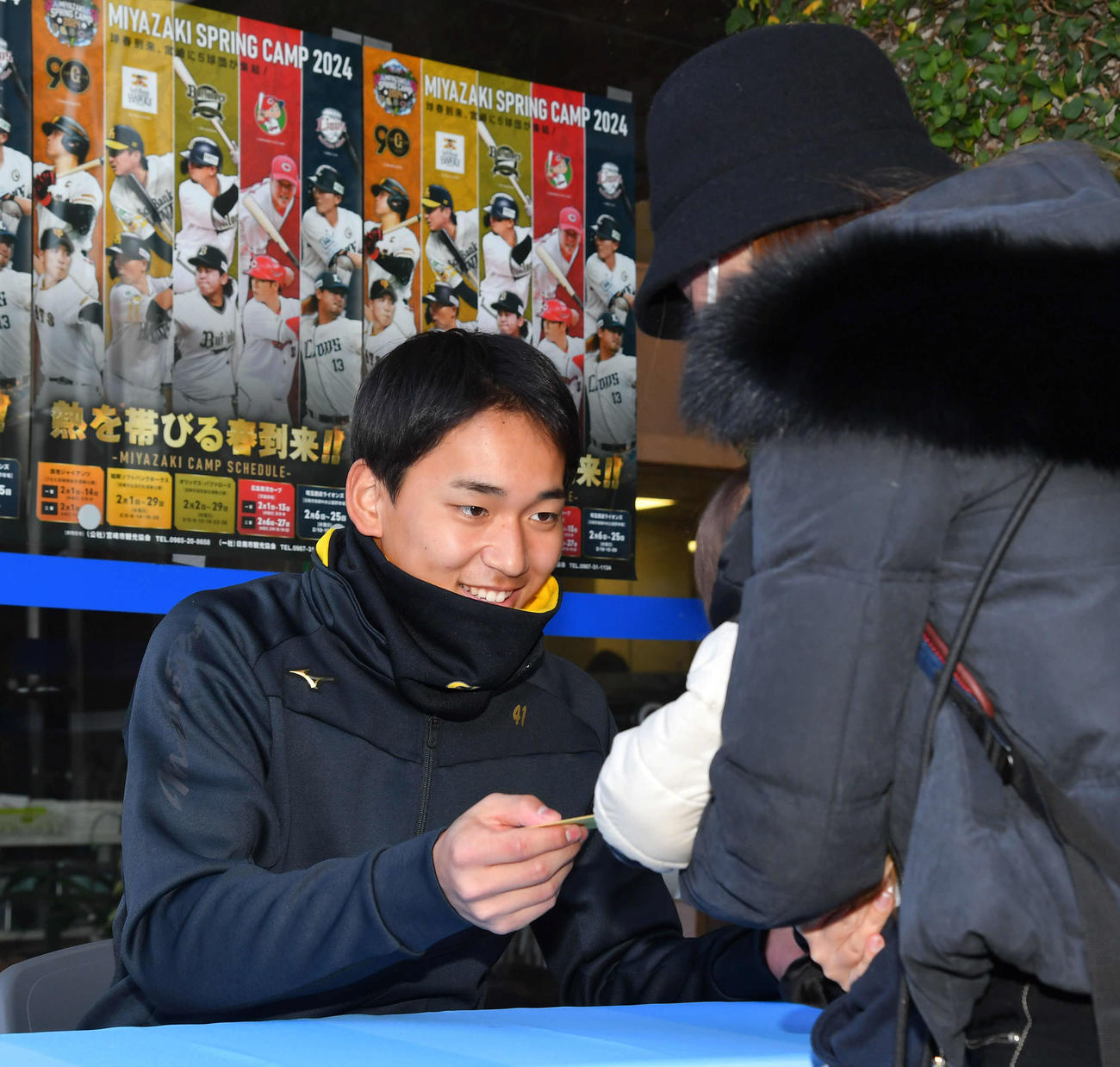 サイン会で子どもに笑顔を見せるソフトバンク前田悠（撮影・岩下翔太）