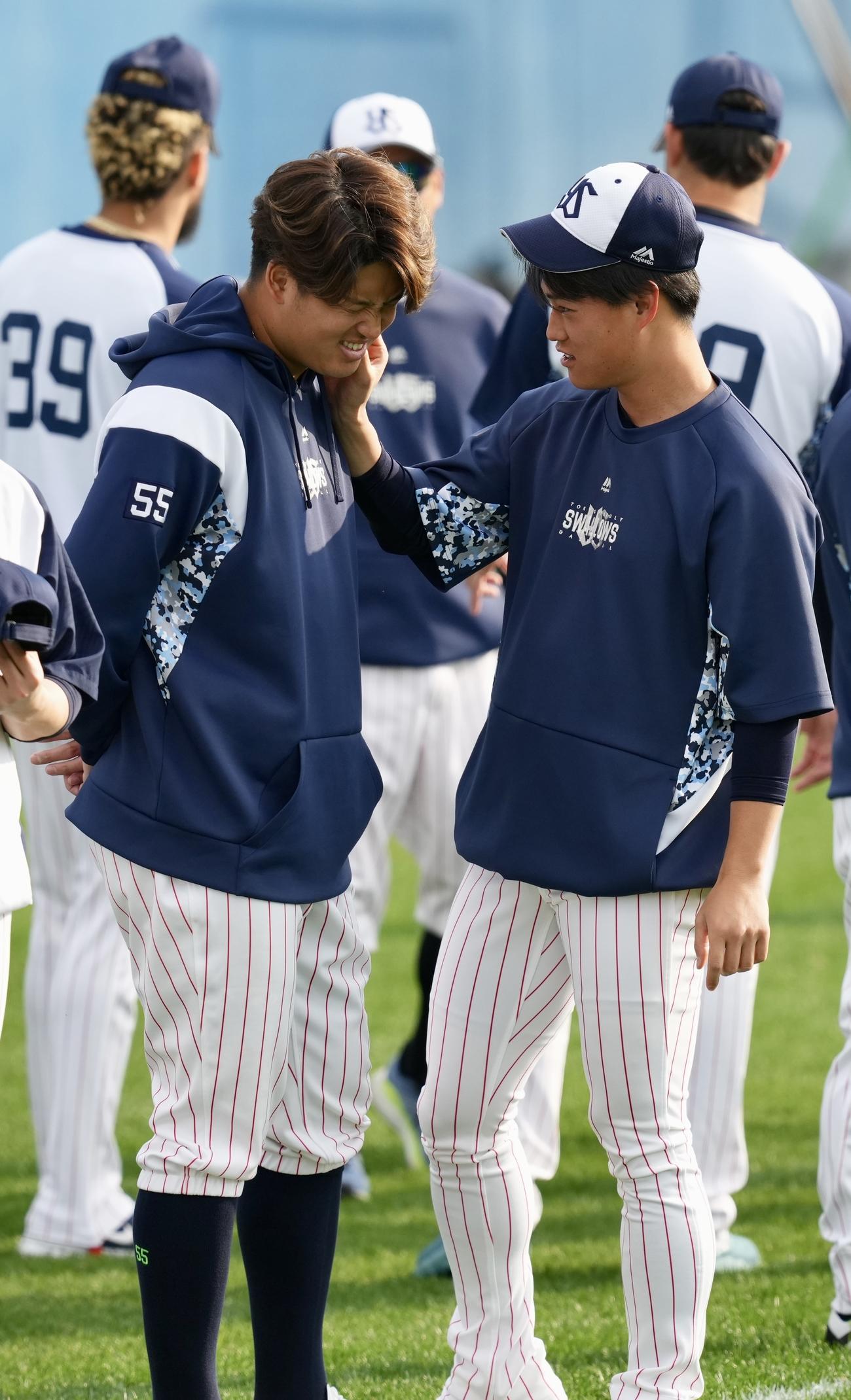 ヤクルト高橋（右）に毛を抜かれる村上（撮影・横山健太）