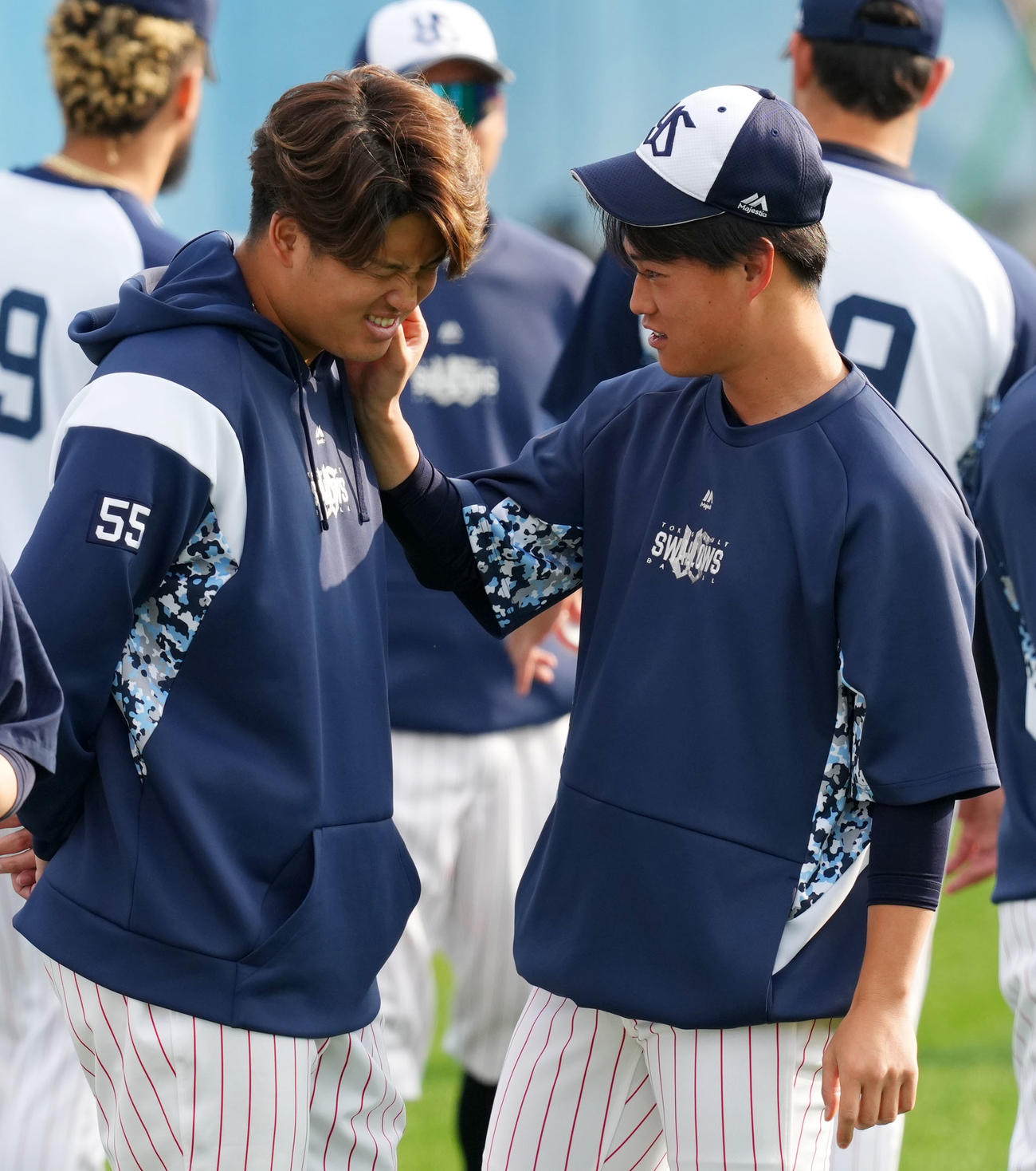 ヤクルト高橋（右）にヒゲを抜かれ痛かった村上は反撃のビンタを繰り出した（撮影・横山健太）