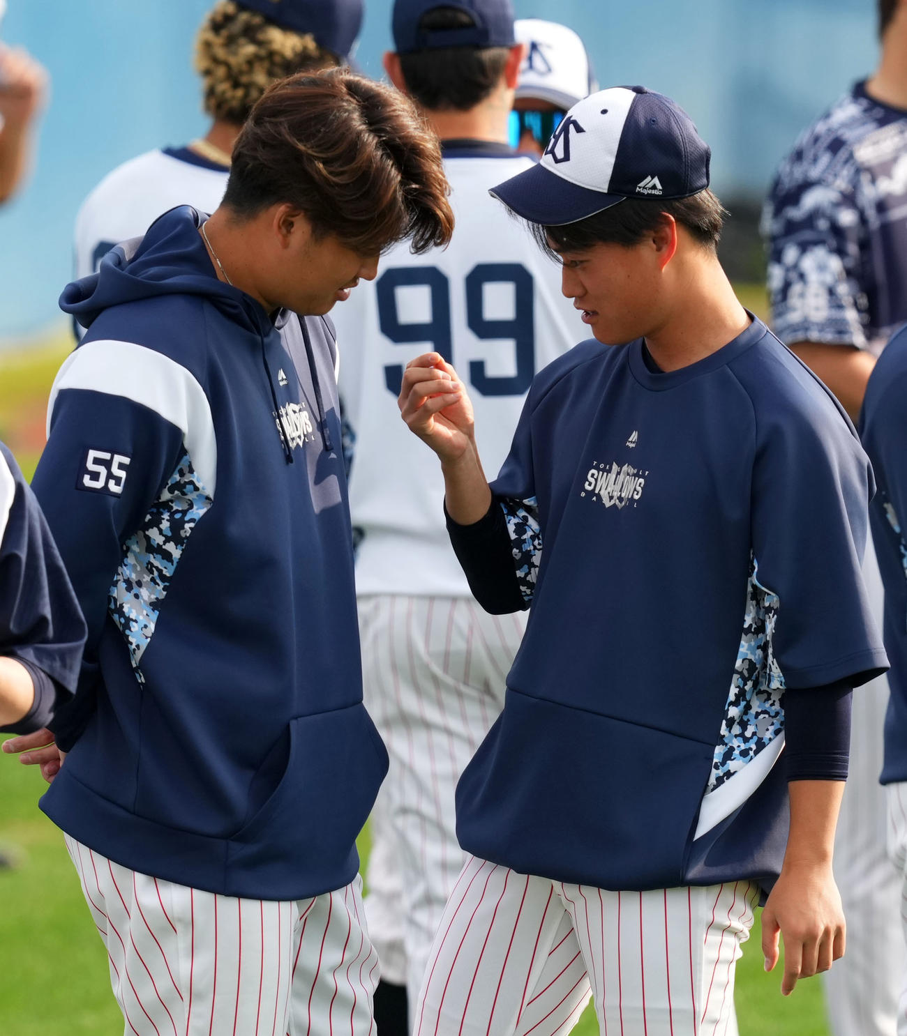 ヤクルト高橋（右）にヒゲを抜かれ痛かった村上は反撃のビンタを繰り出した（撮影・横山健太）