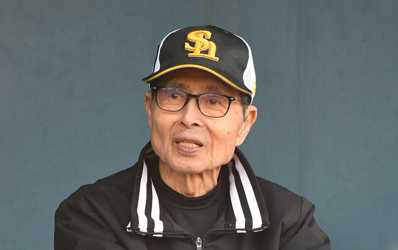 取材を受けるソフトバンク王球団会長（撮影・岩下翔太）