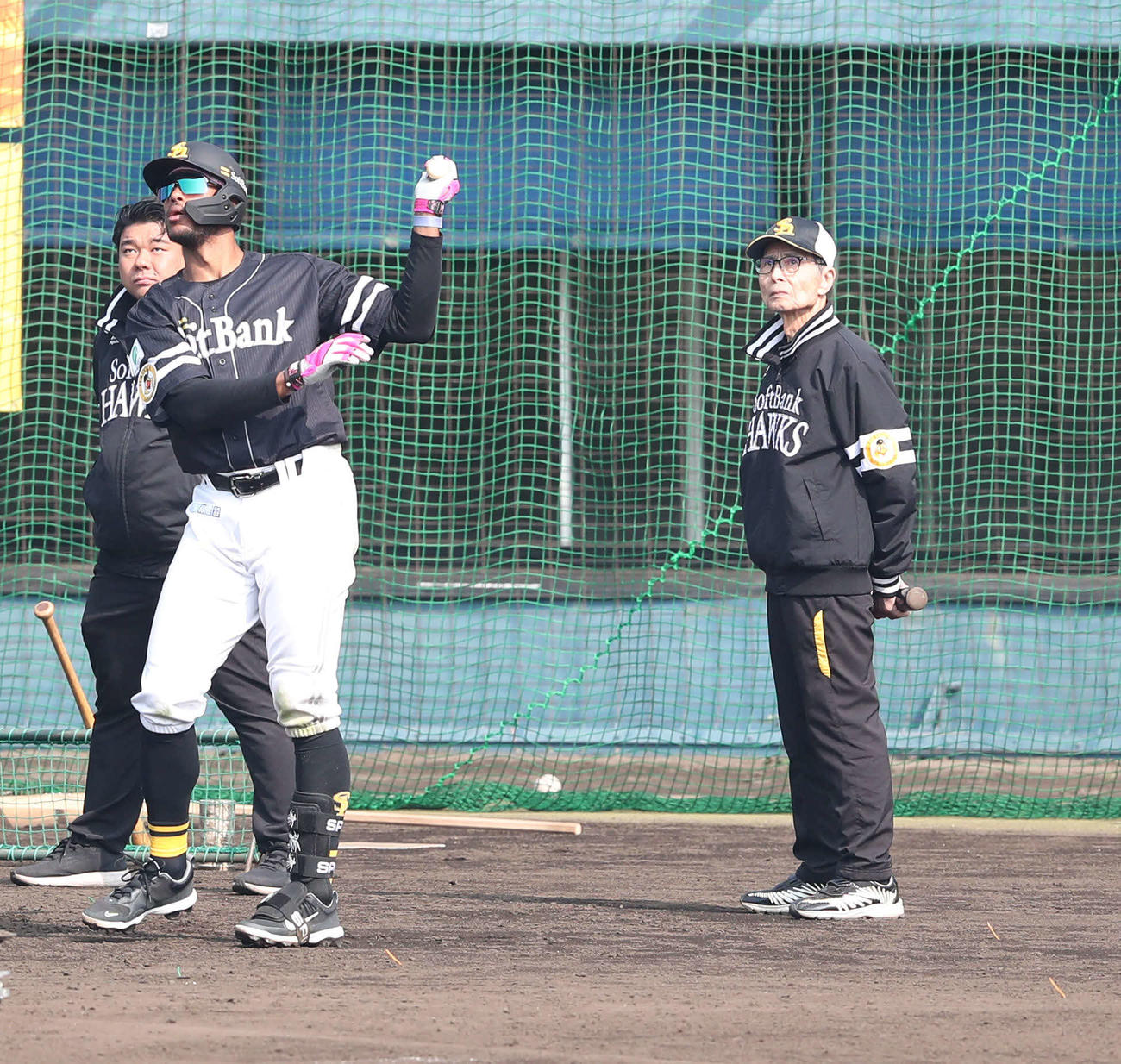 フリー打撃で打球の行方を見る王球団会長、左はウォーカー（撮影・梅根麻紀）