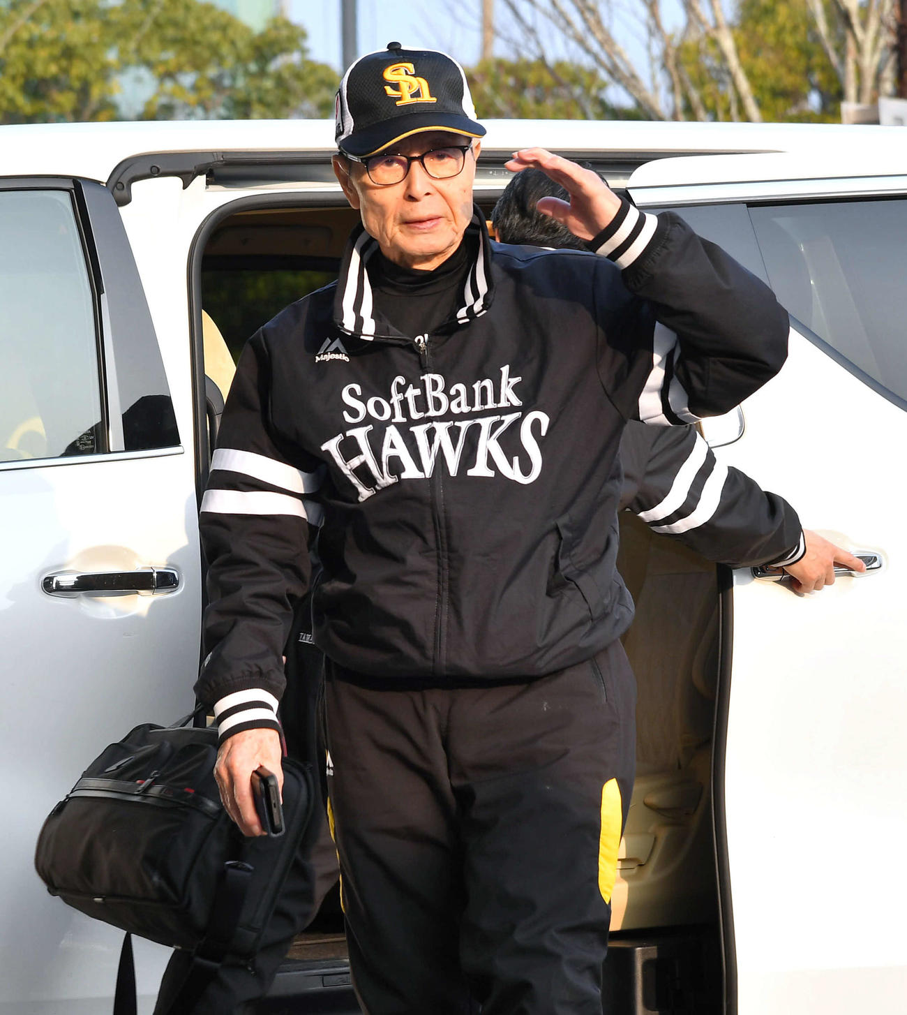 球場に到着し、報道陣にあいさつするソフトバンク王球団会長（撮影・岩下翔太）