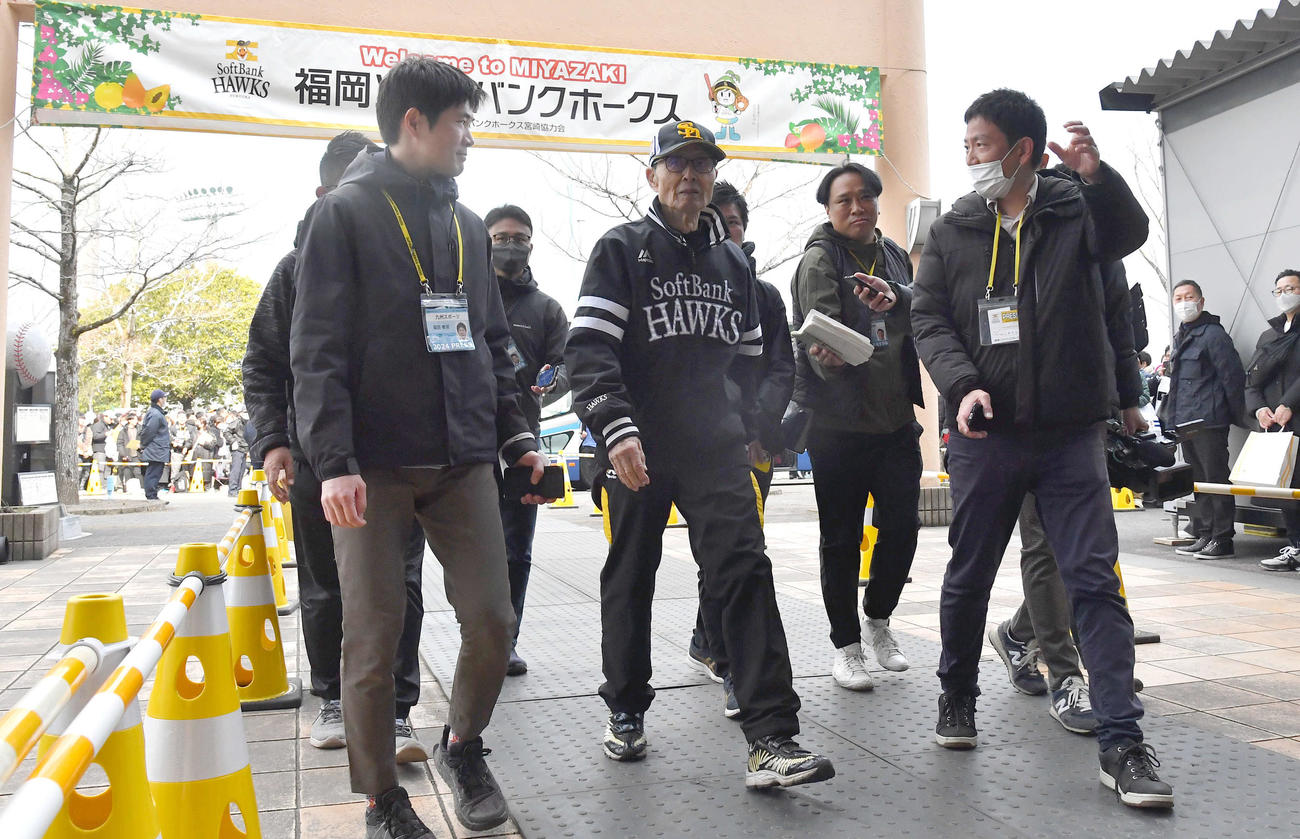 B組の視察を終えてメイン球場へ移動するソフトバンク王球団会長（撮影・岩下翔太）