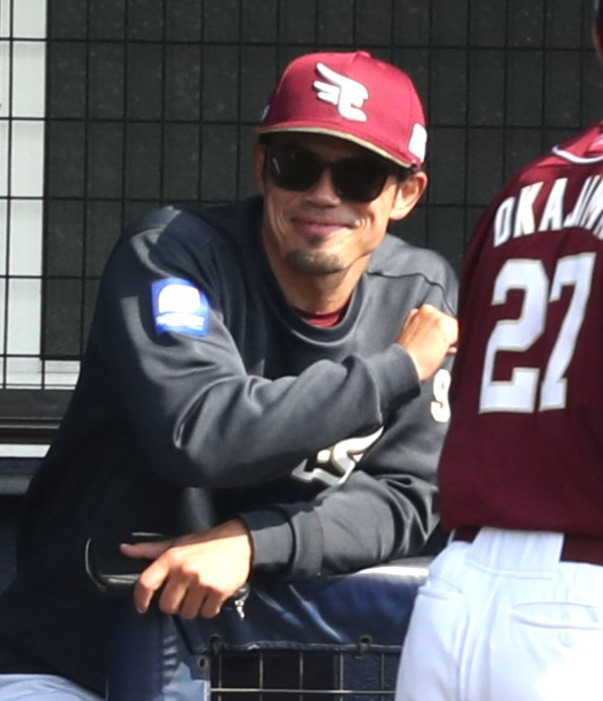 日本ハム対楽天　3回表、生還した岡島を出迎える今江監督（撮影・黒川智章）