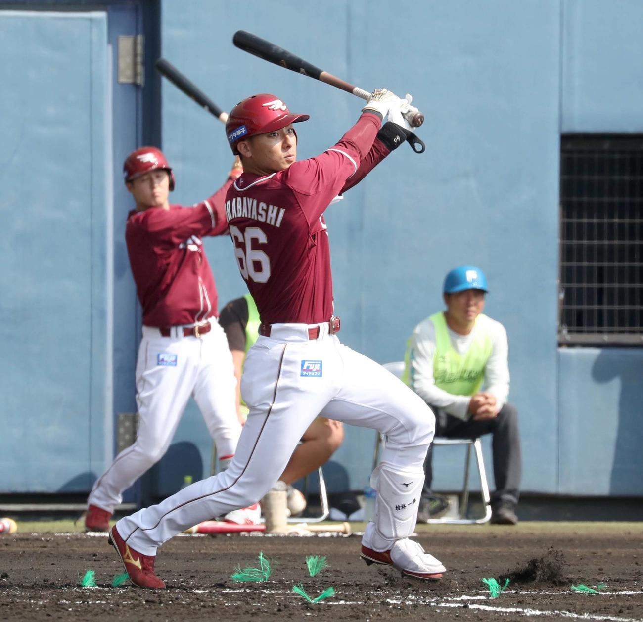 2回表楽天無死一塁、右翼線に二塁打を放つ村林