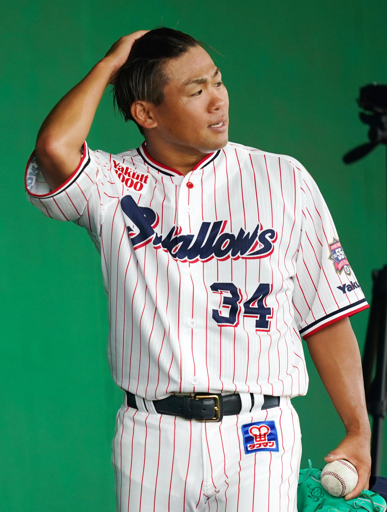 ブルペンでの投球練習を終え髪をかき上げるヤクルト田口（撮影・横山健太）