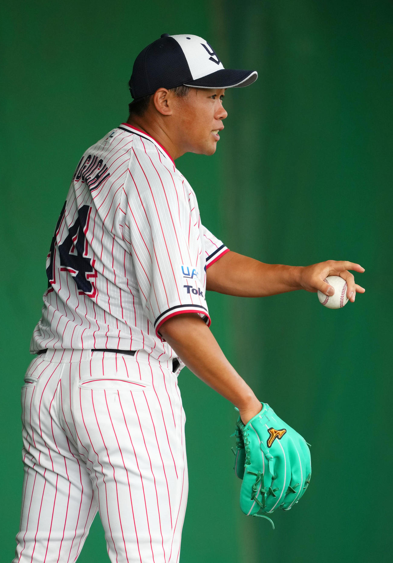 ブルペンで投球練習をするヤクルト田口（撮影・横山健太）