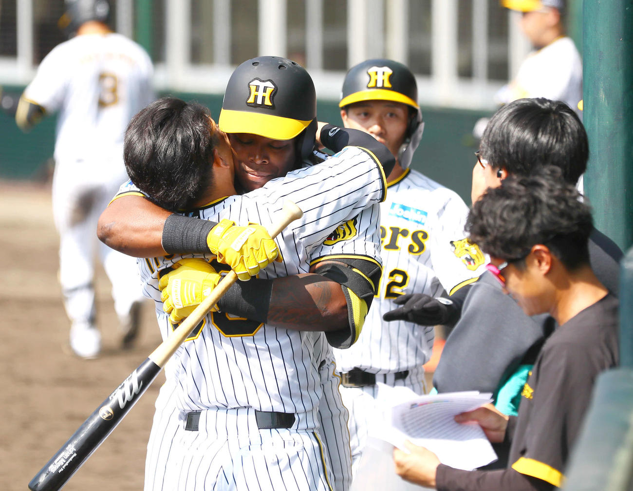 紅白戦　2回裏白組1死一塁、左越え2点本塁打を放ったミエセス（左から2人目）は糸原とハグ（撮影・上山淳一）