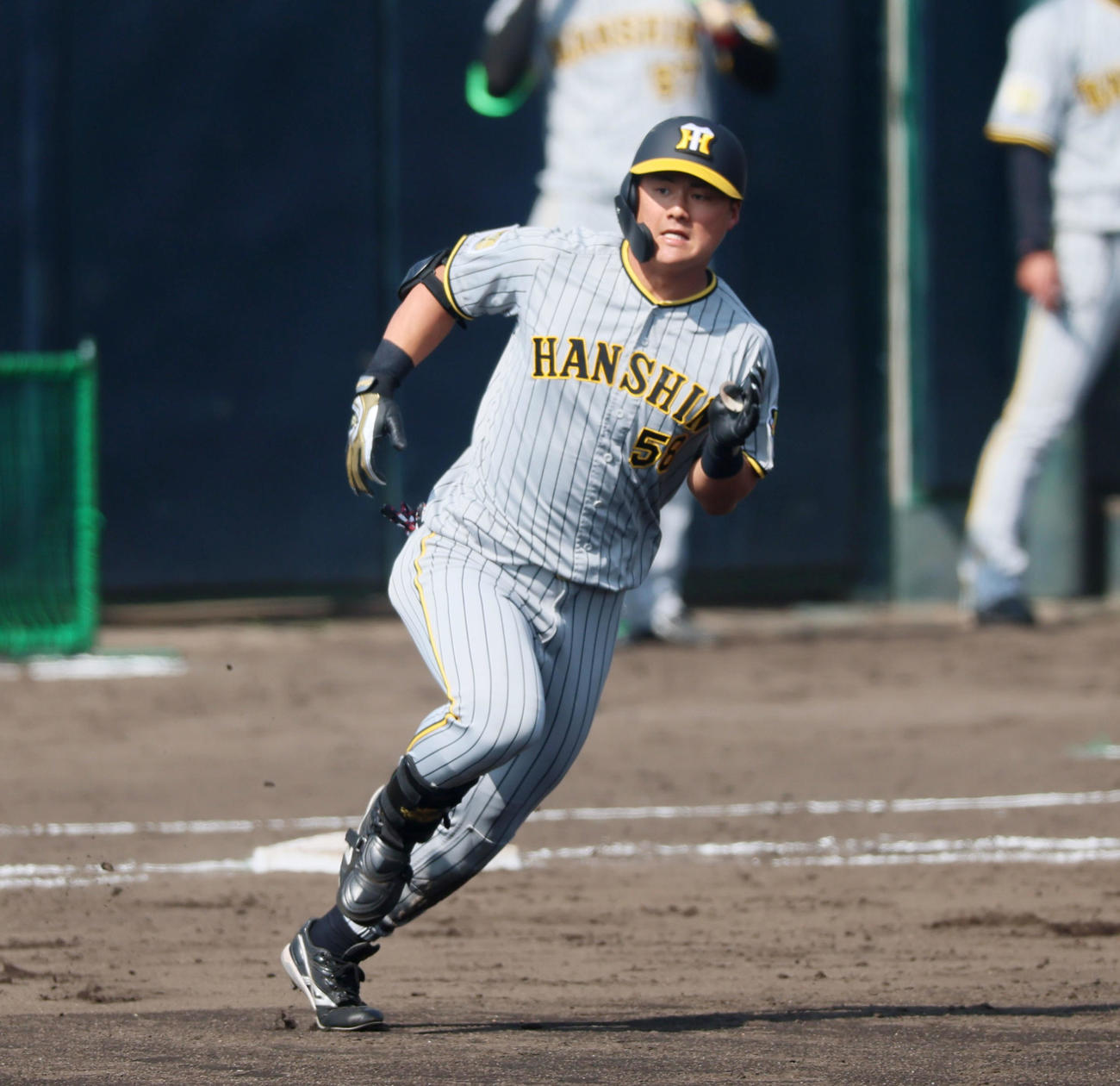 紅白戦　5回表紅組1死二、三塁、前川は右中間へ二塁打を放つ（撮影・加藤哉）