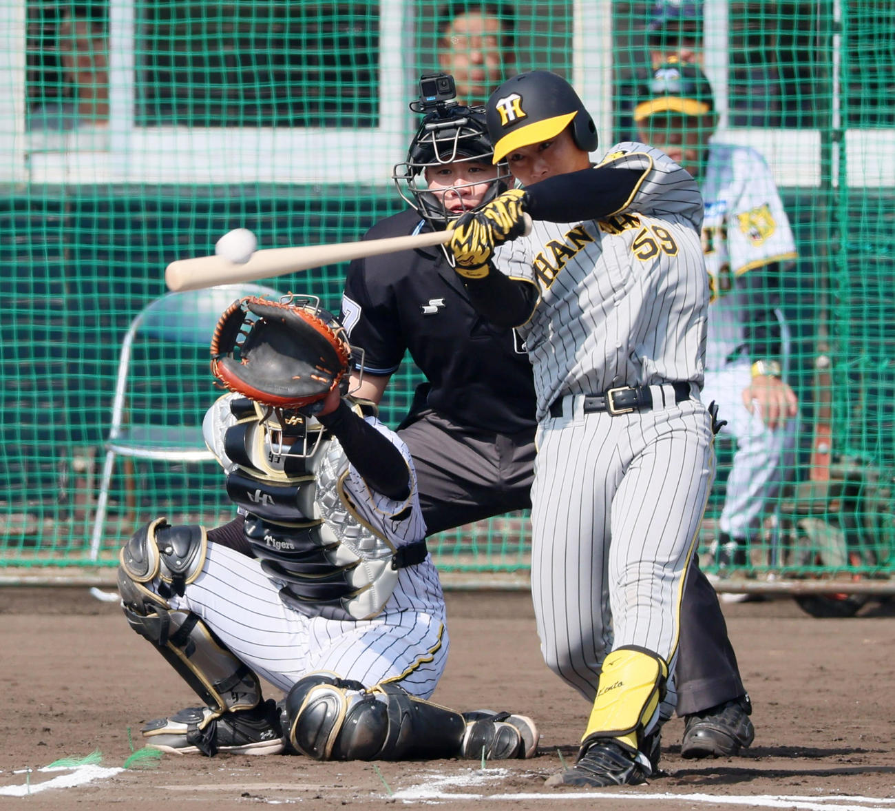 紅白戦　6回表紅組無死一塁、藤田は左へ二塁打を放つ（撮影・加藤哉）