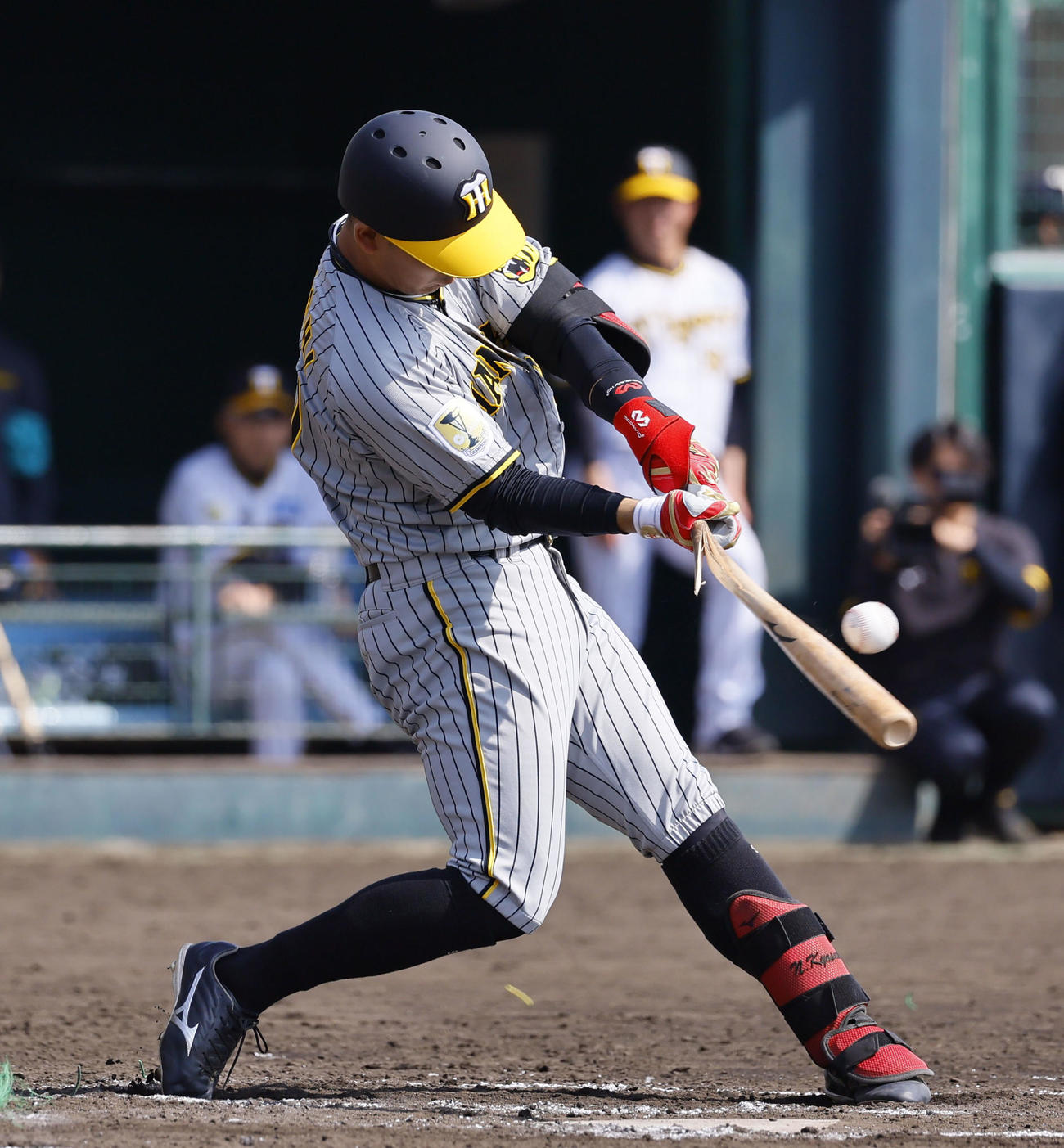 紅白戦　3回表紅組無死一、二塁、野口はバットを折りながら左前に適時打を放つ（撮影・藤尾明華）