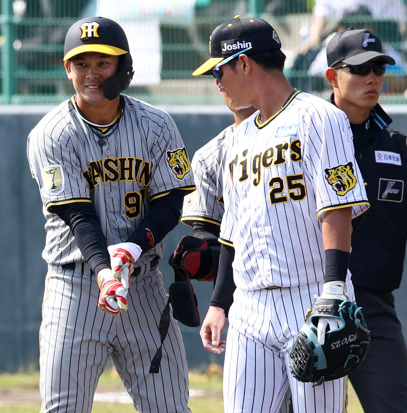 紅白戦　3回表紅組無死一、二塁、野口（左）はバットを折りながら左前適時打を放ち笑顔を見せる（撮影・上山淳一）