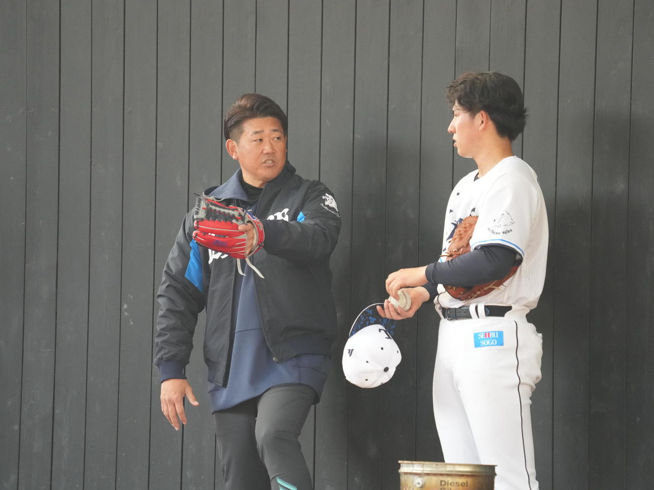 ブルペンで西武武内（右）は臨時投手コーチの松坂氏から指導を受ける（撮影・小沢裕）