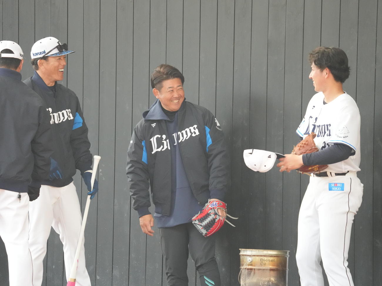西武南郷キャンプ第2クール1日目、ブルペンで投球を終えた西武ドラフト1位武内（右）は、左から松井監督、臨時投手コーチの松坂氏と談笑する（撮影・小沢裕）