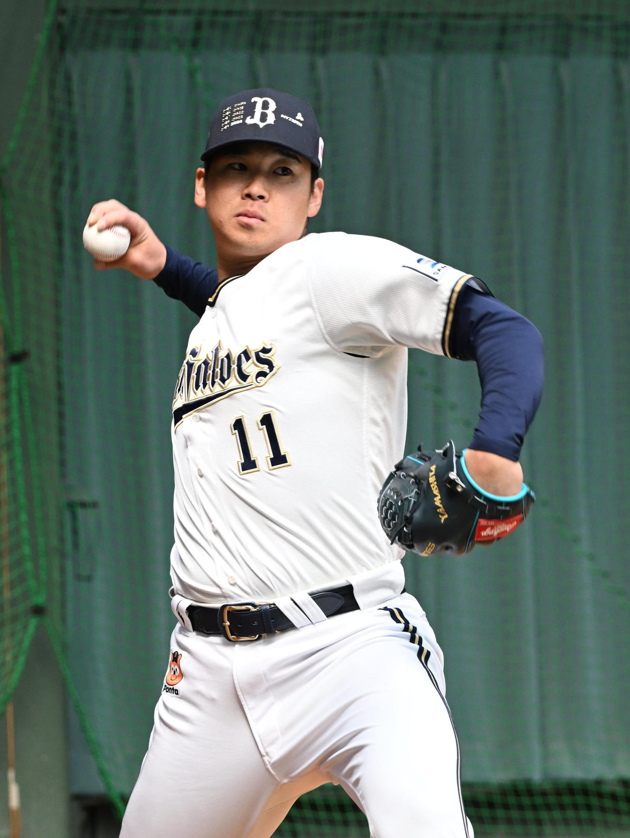 ブルペンで力強いボールを投げ込むオリックス山下（撮影・和賀正仁）