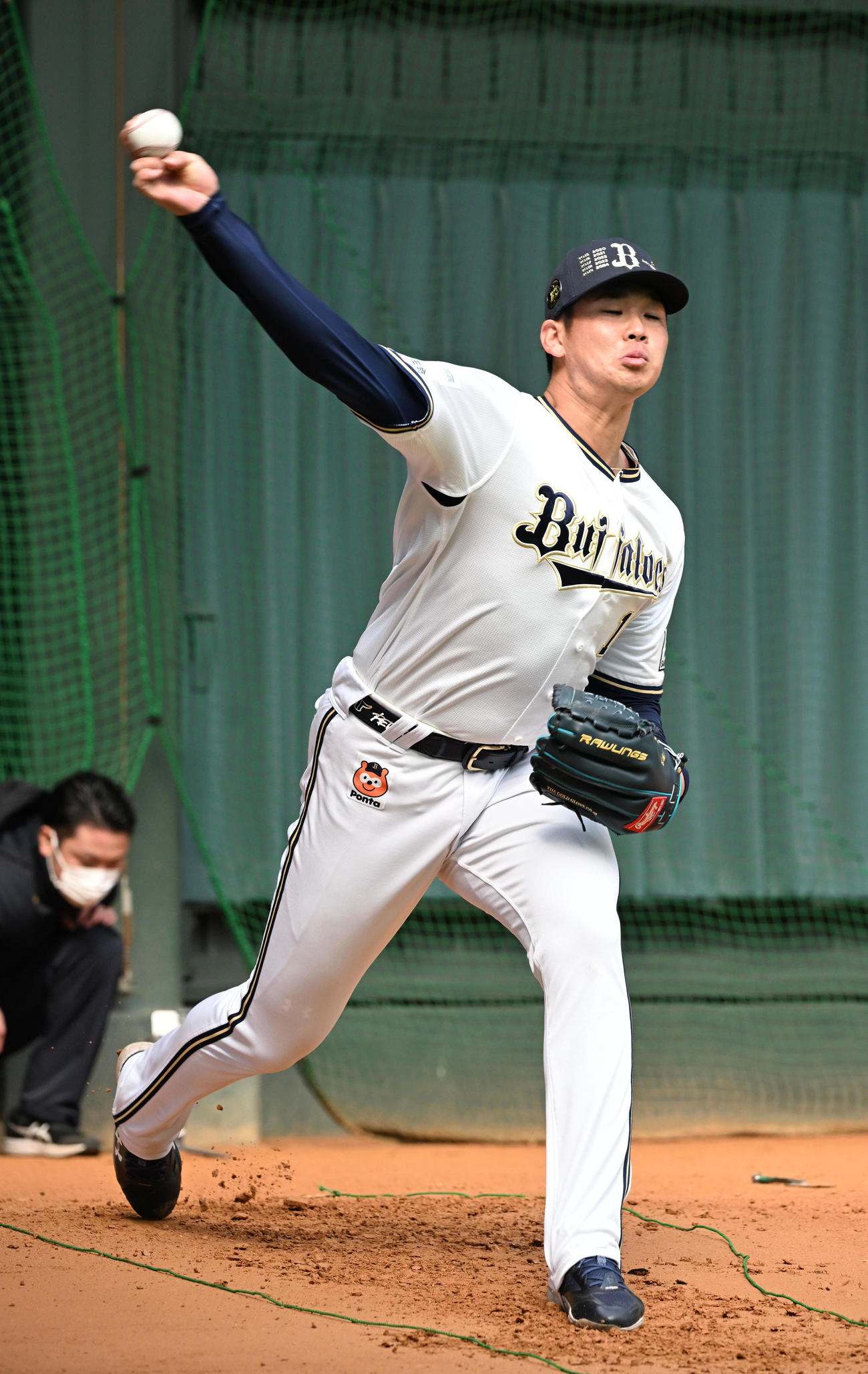ブルペンで力強いボールを投げ込むオリックス山下（撮影・和賀正仁）