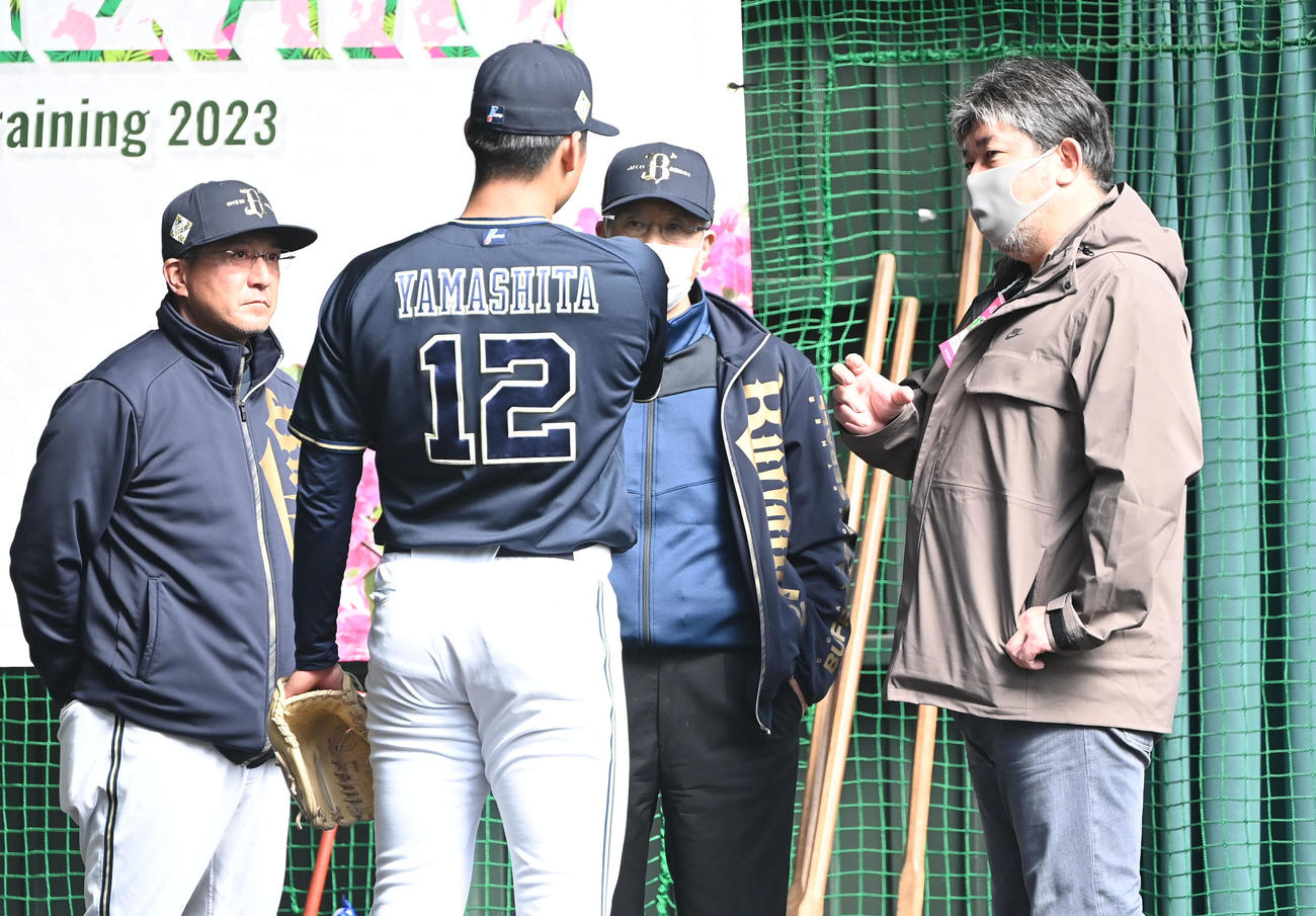 23年2月、山田久志氏（右から2人目）、野茂英雄氏（右）から指導を受けるオリックス山下