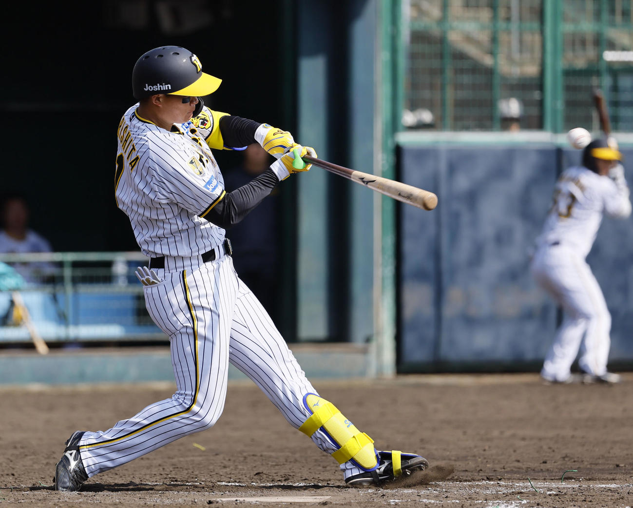 紅白戦　5回裏白組無死、森下翔太は左前打を放つ（撮影・藤尾明華）