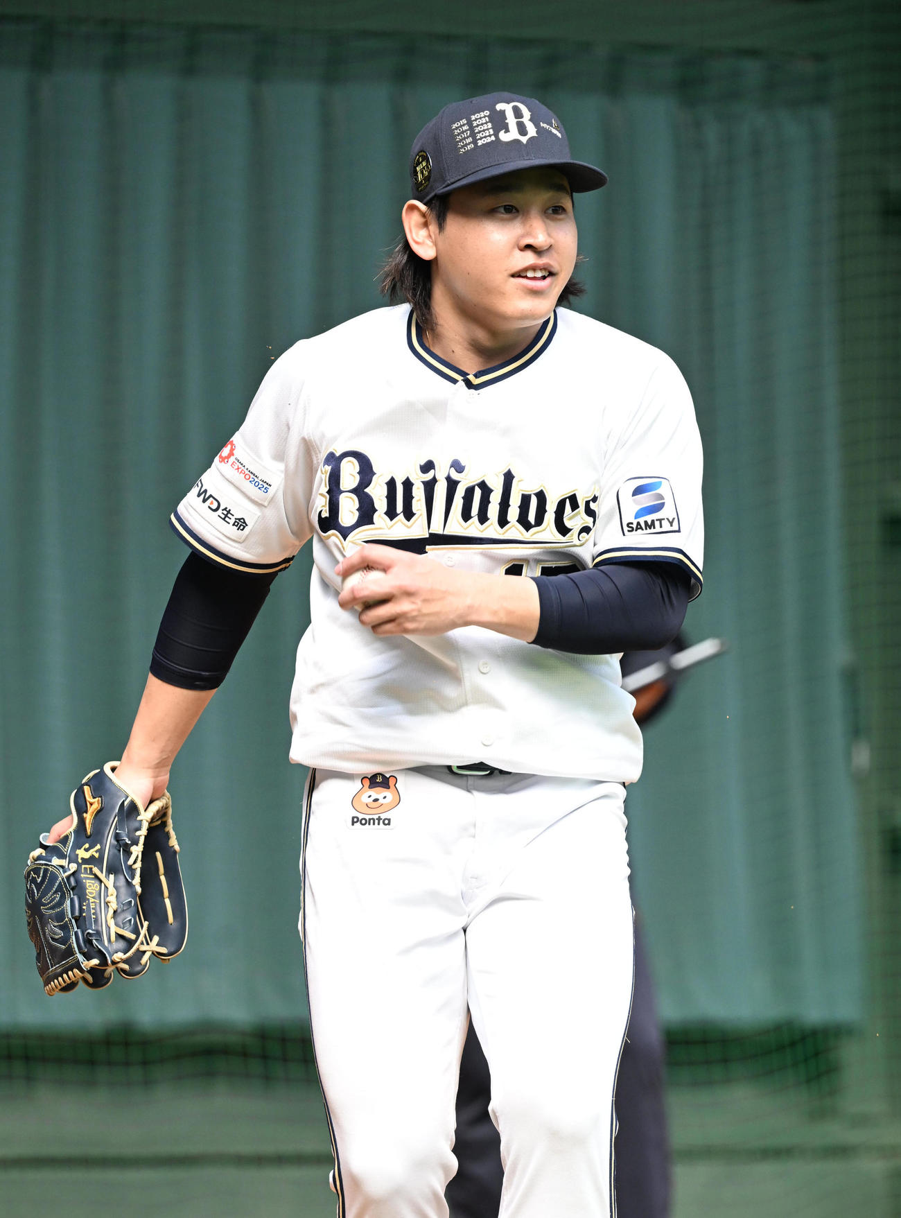 ブルペンで明るい表情を見せるオリックス宮城（撮影・和賀正仁）