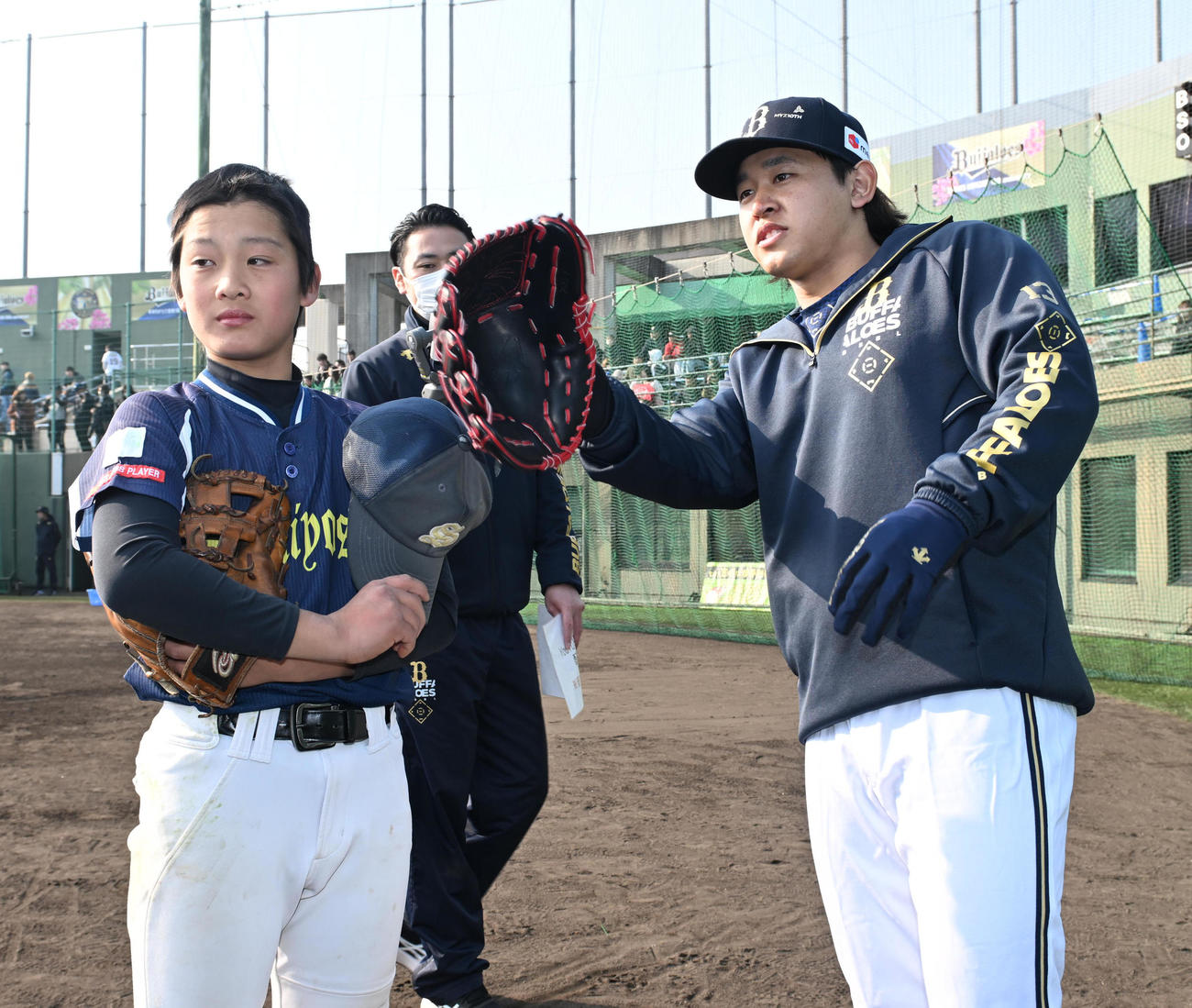 野球教室で小学生を指導するオリックス宮城（撮影・和賀正仁）