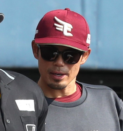 日本ハム対楽天　選手交代を告げる楽天今江監督（右）（撮影・黒川智章）