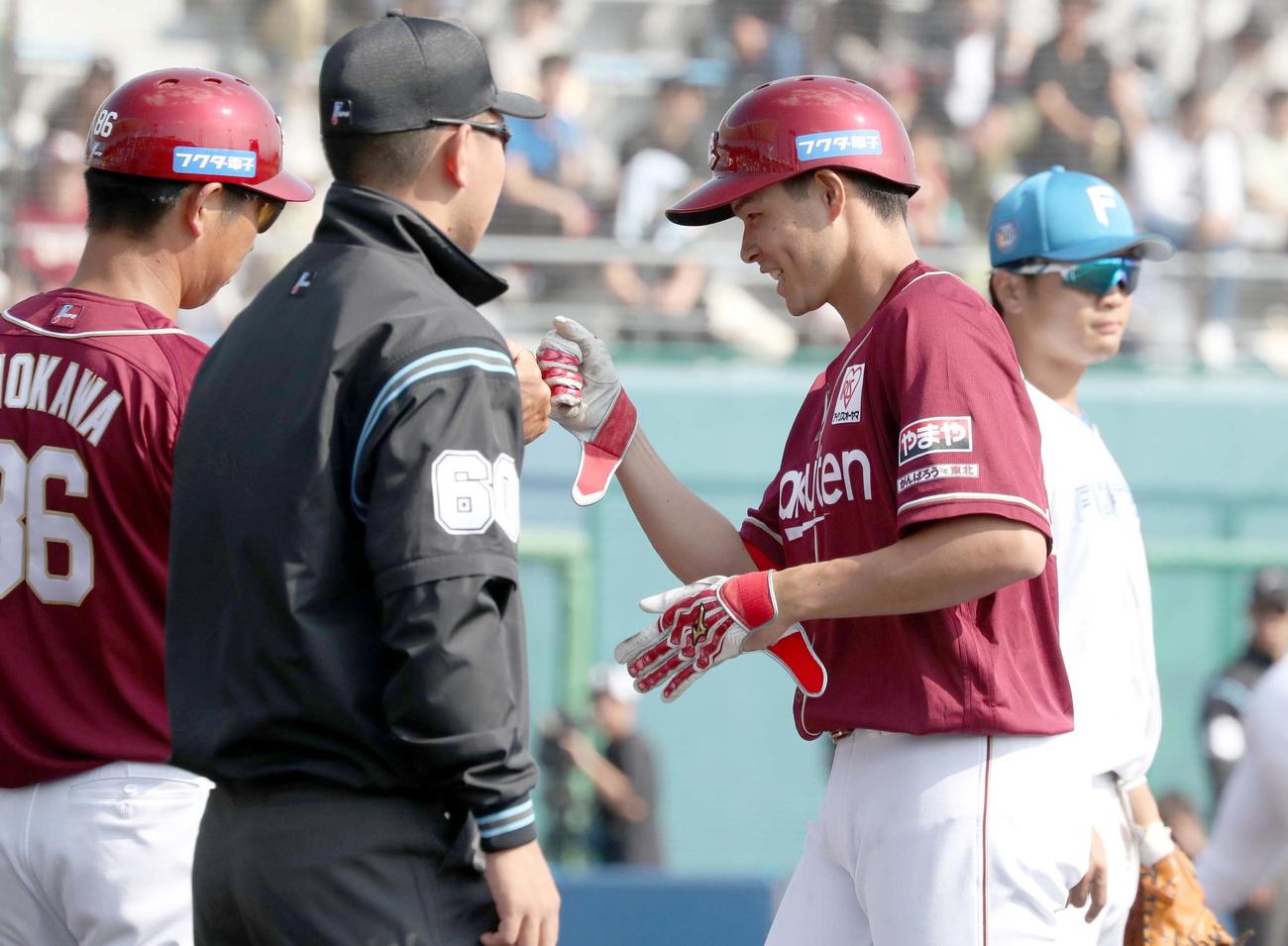 日本ハム対楽天　5回表楽天2死一塁、中前打を放ち笑顔の中島（撮影・黒川智章）